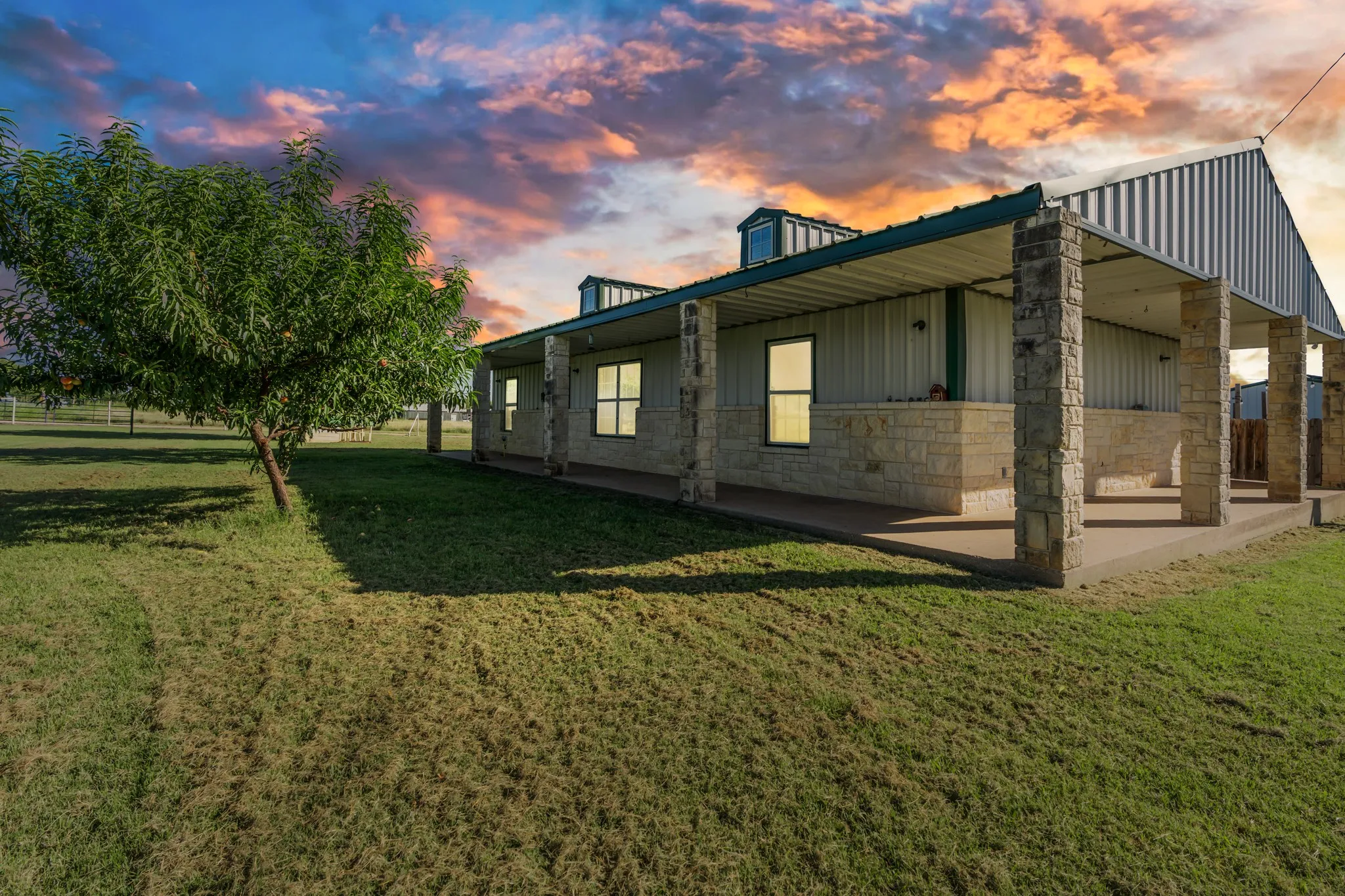 Single Family Residence For Sale in Hill County , 6338 Fm 933, Blum, Texas 76627, 3 Bedroom, 3 Bathroom, 5 Garage spaces, 1,500 Sqft, built in 2008, mls#21309524, Real Estate Agent in Blum, Homes For Sale in Hill county, Homes For Sale in Blum, Realtor in Blum Texas, Real Estate Brokerage Independent Realty Texas, Luminita Cordes Realtor