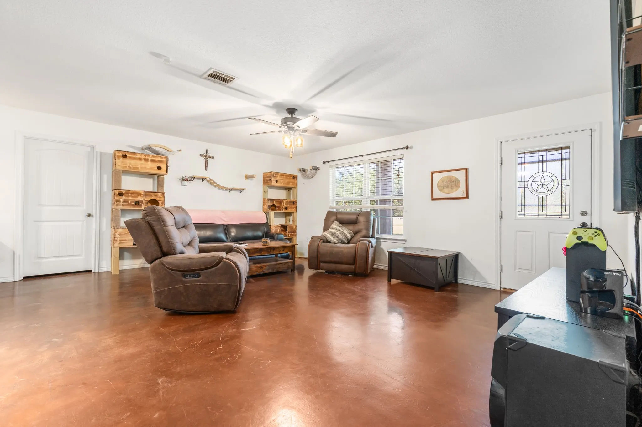 Single Family Residence For Sale in Hill County , 6338 Fm 933, Blum, Texas 76627, 3 Bedroom, 3 Bathroom, 5 Garage spaces, 1,500 Sqft, built in 2008, mls#21309524, Real Estate Agent in Blum, Homes For Sale in Hill county, Homes For Sale in Blum, Realtor in Blum Texas, Real Estate Brokerage Independent Realty Texas, Luminita Cordes Realtor