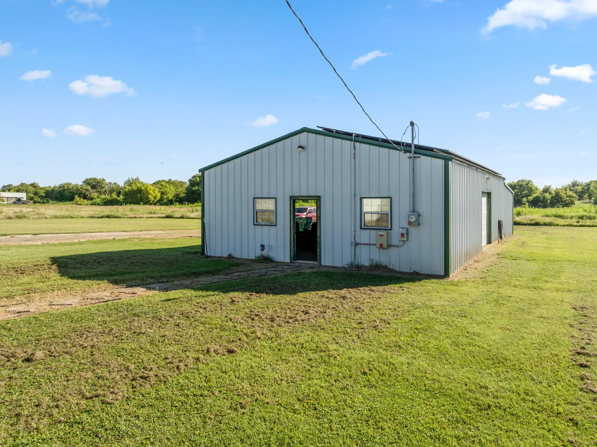 Single Family Residence For Sale in Hill County , 6338 Fm 933, Blum, Texas 76627, 3 Bedroom, 3 Bathroom, 5 Garage spaces, 1,500 Sqft, built in 2008, mls#21309524, Real Estate Agent in Blum, Homes For Sale in Hill county, Homes For Sale in Blum, Realtor in Blum Texas, Real Estate Brokerage Independent Realty Texas, Luminita Cordes Realtor