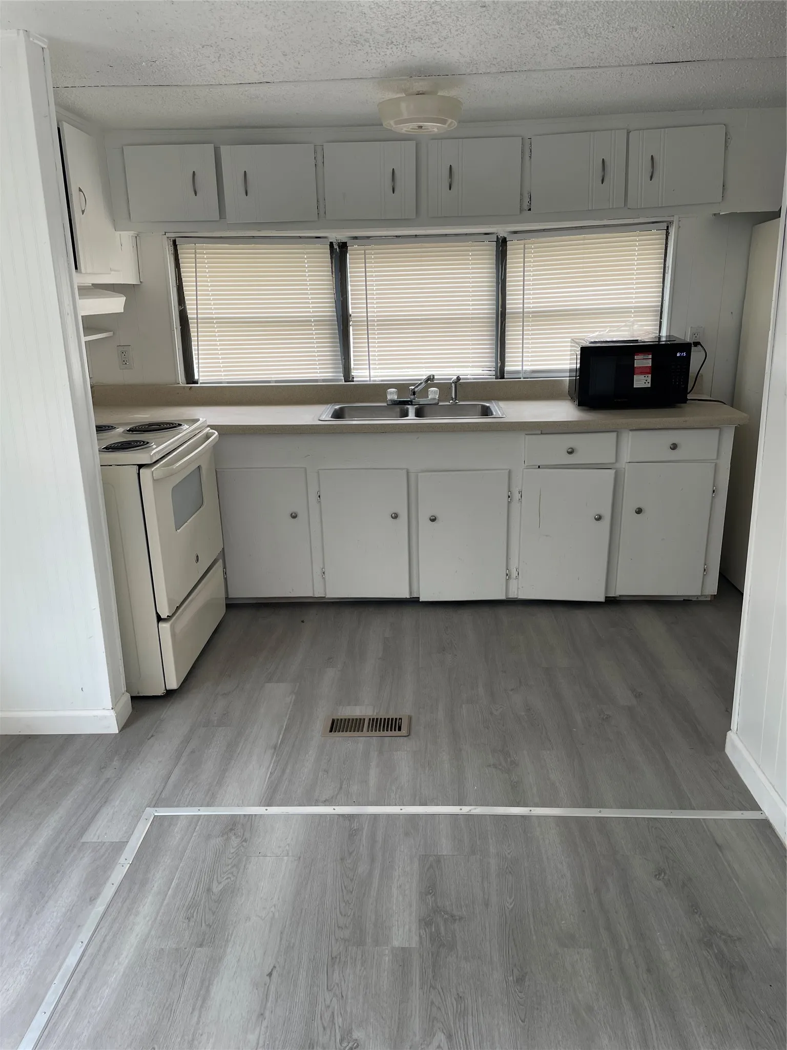 Mobile Home For Rent in Collin County , 1363 Genoveva Ln, Anna, Texas 75409, 2 Bedroom, 1 Bathroom, Garage spaces, 924 Sqft, built in 1980, mls#21311208, Real Estate Agent in Anna, Homes For Rent in Collin county, Homes For Rent in Anna, Realtor in Anna Texas, Real Estate Brokerage Independent Realty Texas, Luminita Cordes Realtor