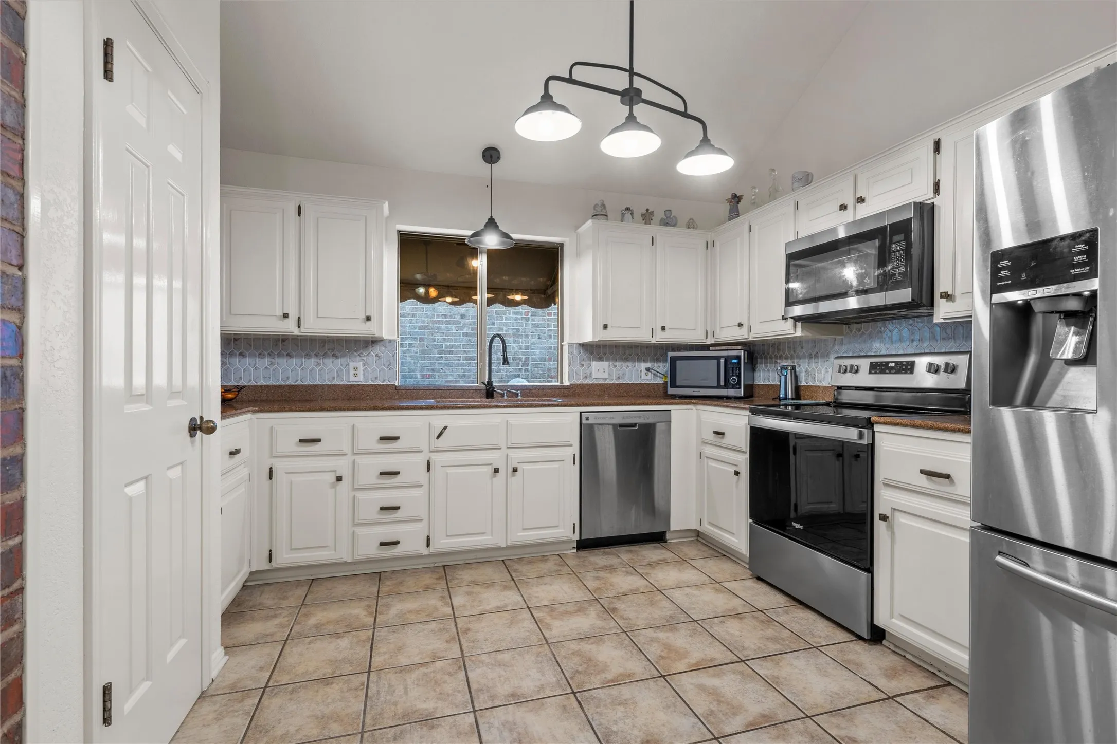 Single Family Residence For Sale in Bell County , 2723 Canyon Oaks Court, Temple, Texas 76502, 3 Bedroom, 2 Bathroom, 2 Garage spaces, 2,006 Sqft, built in 1983, mls#21311224, Real Estate Agent in Temple, Homes For Sale in Bell county, Homes For Sale in Temple, Realtor in Temple Texas, Real Estate Brokerage Independent Realty Texas, Luminita Cordes Realtor