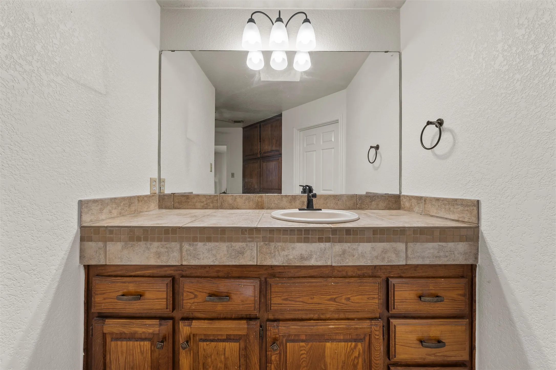 Single Family Residence For Sale in Bell County , 2723 Canyon Oaks Court, Temple, Texas 76502, 3 Bedroom, 2 Bathroom, 2 Garage spaces, 2,006 Sqft, built in 1983, mls#21311224, Real Estate Agent in Temple, Homes For Sale in Bell county, Homes For Sale in Temple, Realtor in Temple Texas, Real Estate Brokerage Independent Realty Texas, Luminita Cordes Realtor