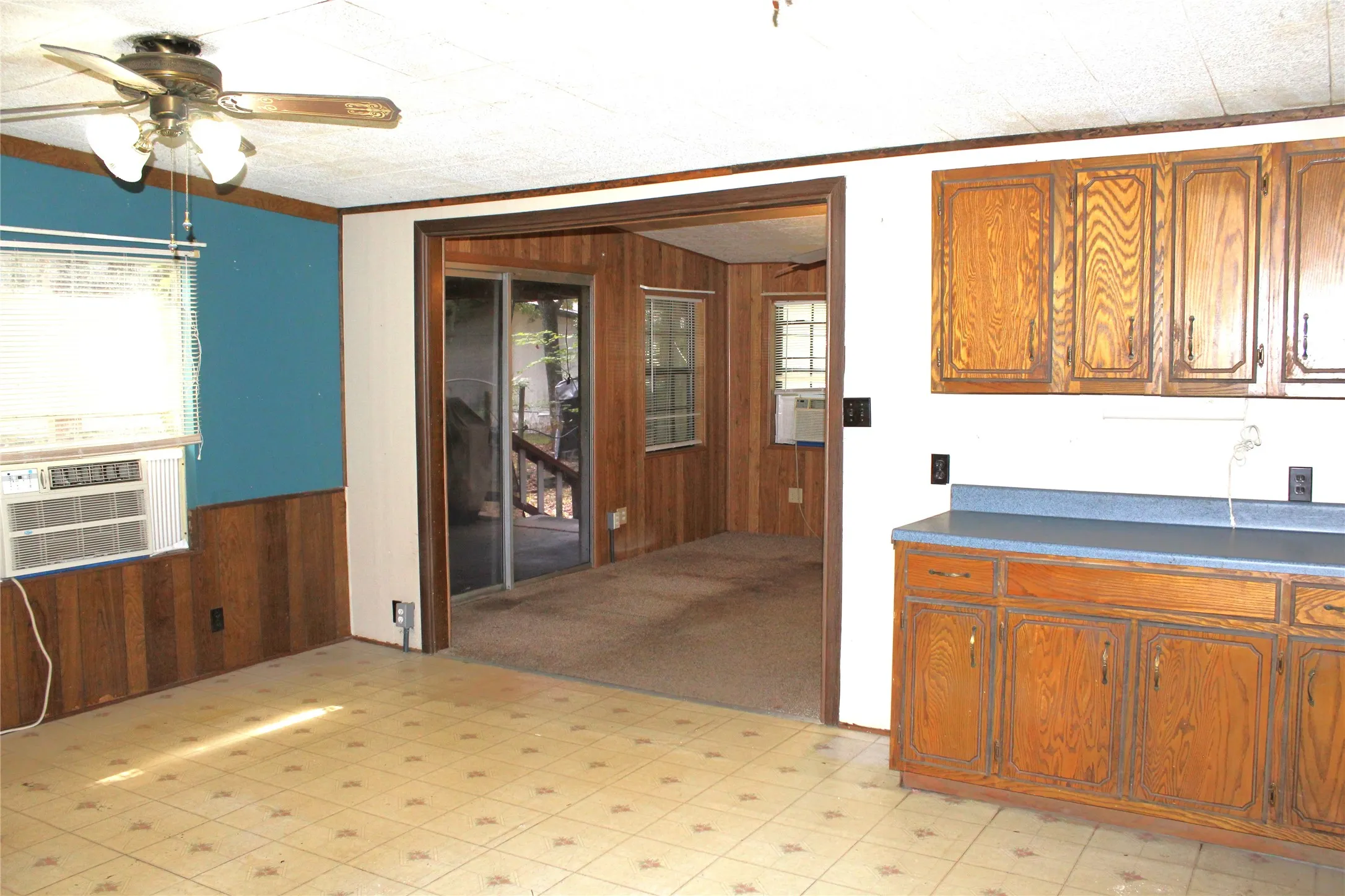 Mobile Home For Sale in Hunt County , 1204 Red Hawk Bay Drive, West Tawakoni, Texas 75474, 4 Bedrooms, 2 Bathrooms, Garage spaces, 1,484 Sqft, built in 1970, Price $150,000, mls#21309362, Real Estate Agent in West Tawakoni, Homes For Sale in Hunt county, Homes For Sale in West Tawakoni, Realtor in West Tawakoni Texas, Real Estate Brokerage Independent Realty Texas, Luminita Cordes Realtor