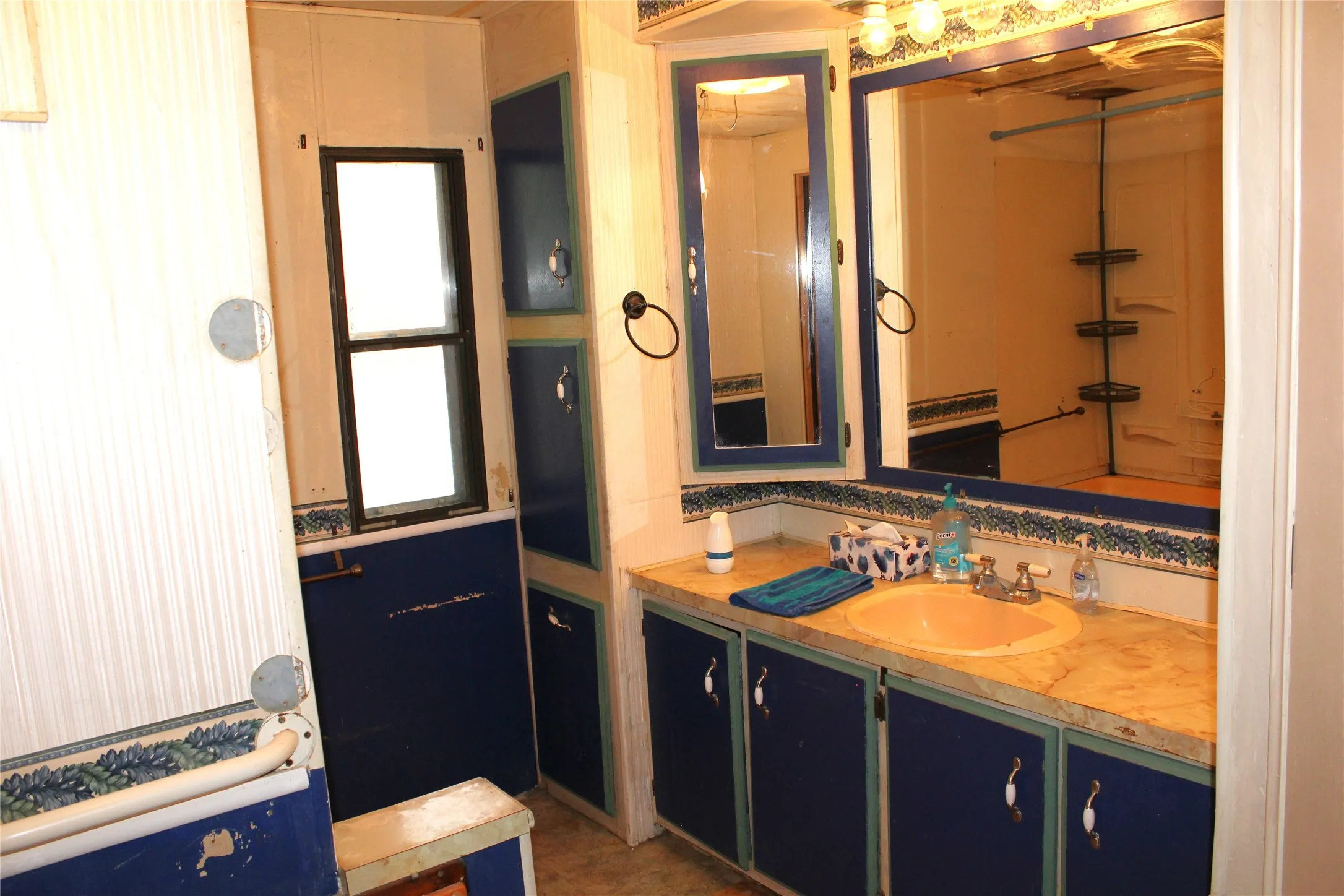 Mobile Home For Sale in Hunt County , 1204 Red Hawk Bay Drive, West Tawakoni, Texas 75474, 4 Bedrooms, 2 Bathrooms, Garage spaces, 1,484 Sqft, built in 1970, Price $150,000, mls#21309362, Real Estate Agent in West Tawakoni, Homes For Sale in Hunt county, Homes For Sale in West Tawakoni, Realtor in West Tawakoni Texas, Real Estate Brokerage Independent Realty Texas, Luminita Cordes Realtor