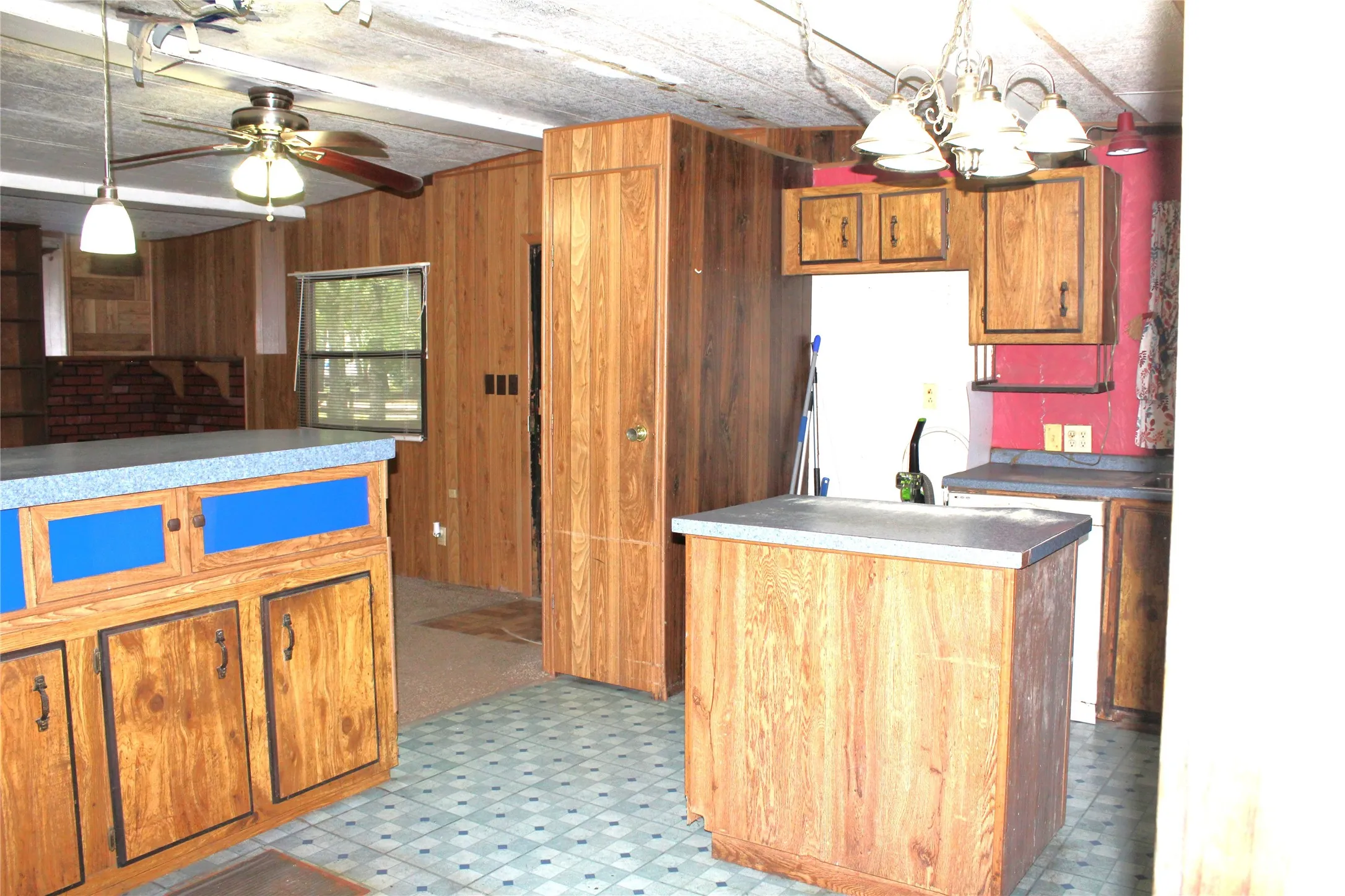 Mobile Home For Sale in Hunt County , 1204 Red Hawk Bay Drive, West Tawakoni, Texas 75474, 4 Bedrooms, 2 Bathrooms, Garage spaces, 1,484 Sqft, built in 1970, Price $150,000, mls#21309362, Real Estate Agent in West Tawakoni, Homes For Sale in Hunt county, Homes For Sale in West Tawakoni, Realtor in West Tawakoni Texas, Real Estate Brokerage Independent Realty Texas, Luminita Cordes Realtor