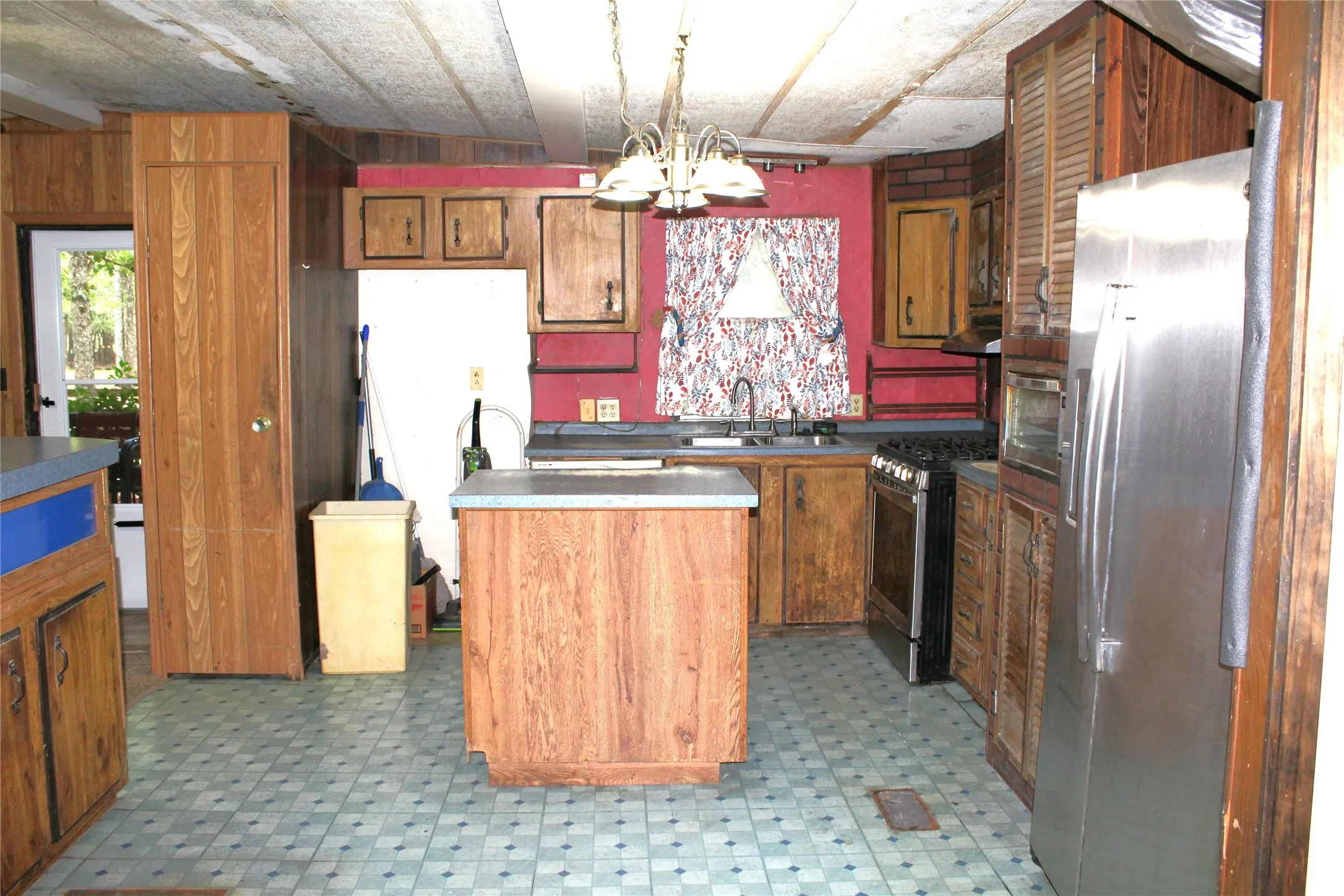 Mobile Home For Sale in Hunt County , 1204 Red Hawk Bay Drive, West Tawakoni, Texas 75474, 4 Bedrooms, 2 Bathrooms, Garage spaces, 1,484 Sqft, built in 1970, Price $150,000, mls#21309362, Real Estate Agent in West Tawakoni, Homes For Sale in Hunt county, Homes For Sale in West Tawakoni, Realtor in West Tawakoni Texas, Real Estate Brokerage Independent Realty Texas, Luminita Cordes Realtor