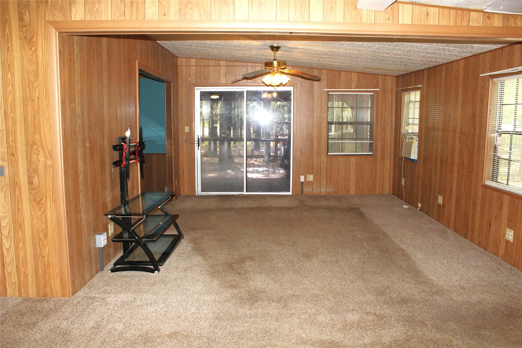 Mobile Home For Sale in Hunt County , 1204 Red Hawk Bay Drive, West Tawakoni, Texas 75474, 4 Bedrooms, 2 Bathrooms, Garage spaces, 1,484 Sqft, built in 1970, Price $150,000, mls#21309362, Real Estate Agent in West Tawakoni, Homes For Sale in Hunt county, Homes For Sale in West Tawakoni, Realtor in West Tawakoni Texas, Real Estate Brokerage Independent Realty Texas, Luminita Cordes Realtor