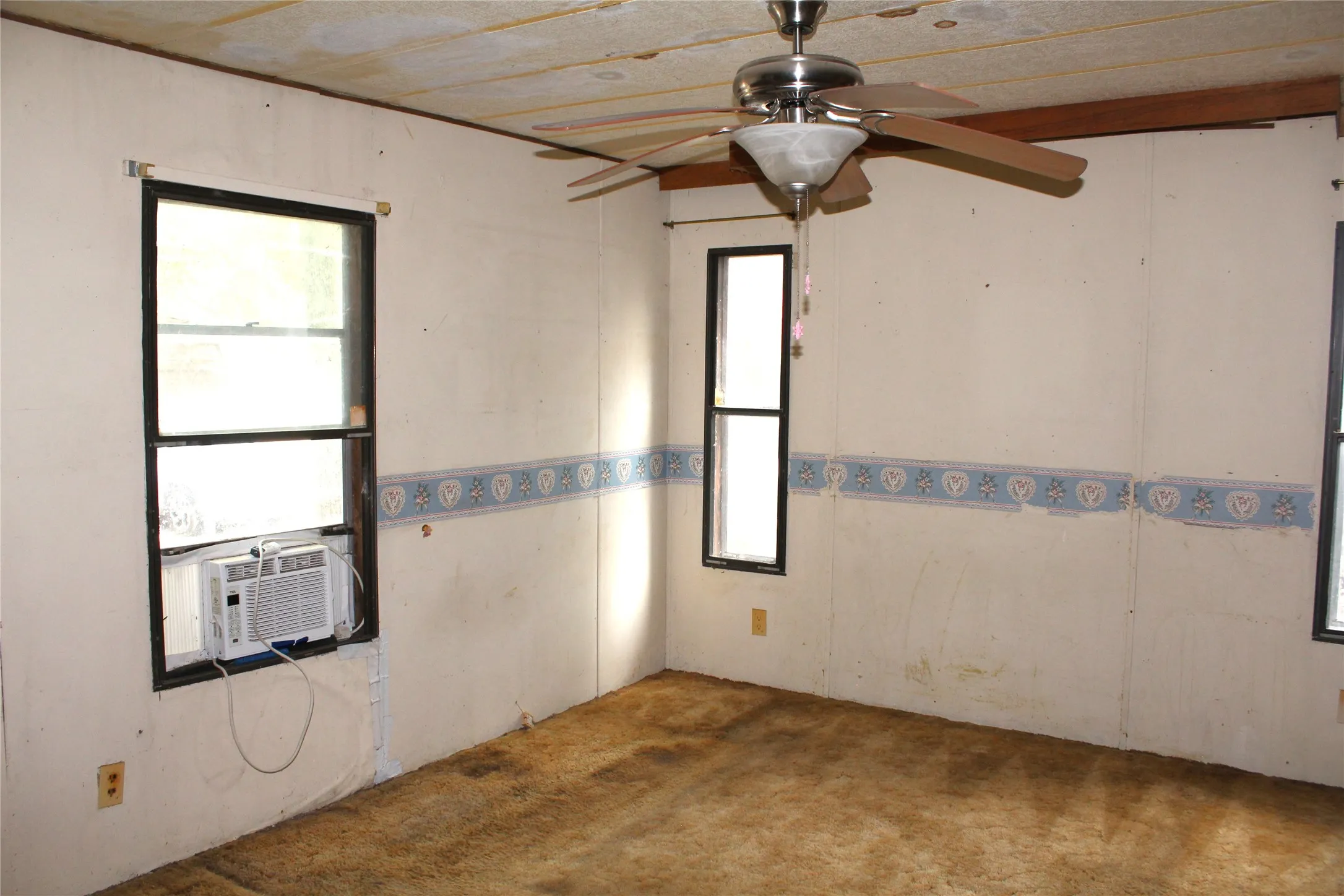 Mobile Home For Sale in Hunt County , 1204 Red Hawk Bay Drive, West Tawakoni, Texas 75474, 4 Bedrooms, 2 Bathrooms, Garage spaces, 1,484 Sqft, built in 1970, Price $150,000, mls#21309362, Real Estate Agent in West Tawakoni, Homes For Sale in Hunt county, Homes For Sale in West Tawakoni, Realtor in West Tawakoni Texas, Real Estate Brokerage Independent Realty Texas, Luminita Cordes Realtor