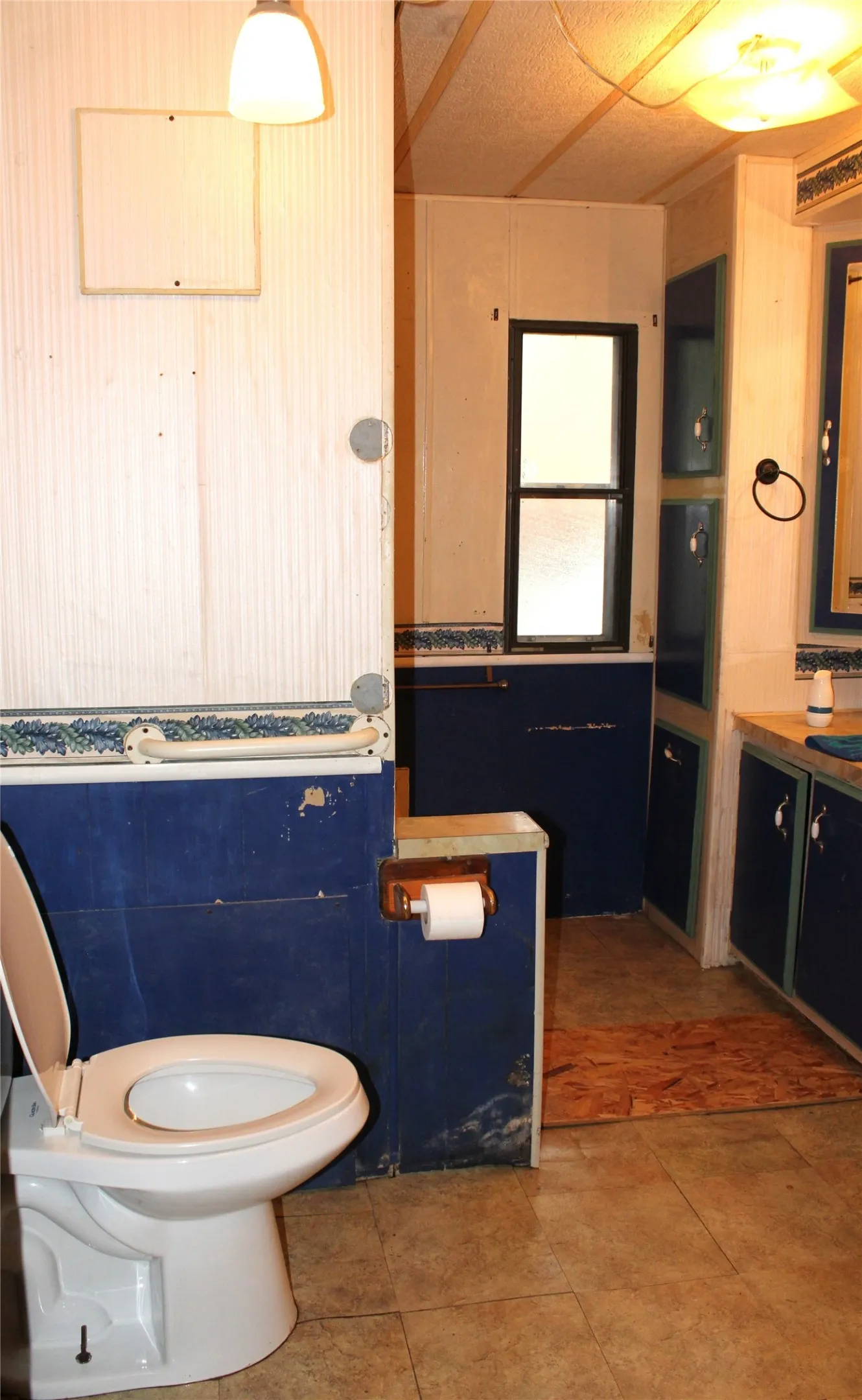 Mobile Home For Sale in Hunt County , 1204 Red Hawk Bay Drive, West Tawakoni, Texas 75474, 4 Bedrooms, 2 Bathrooms, Garage spaces, 1,484 Sqft, built in 1970, Price $150,000, mls#21309362, Real Estate Agent in West Tawakoni, Homes For Sale in Hunt county, Homes For Sale in West Tawakoni, Realtor in West Tawakoni Texas, Real Estate Brokerage Independent Realty Texas, Luminita Cordes Realtor