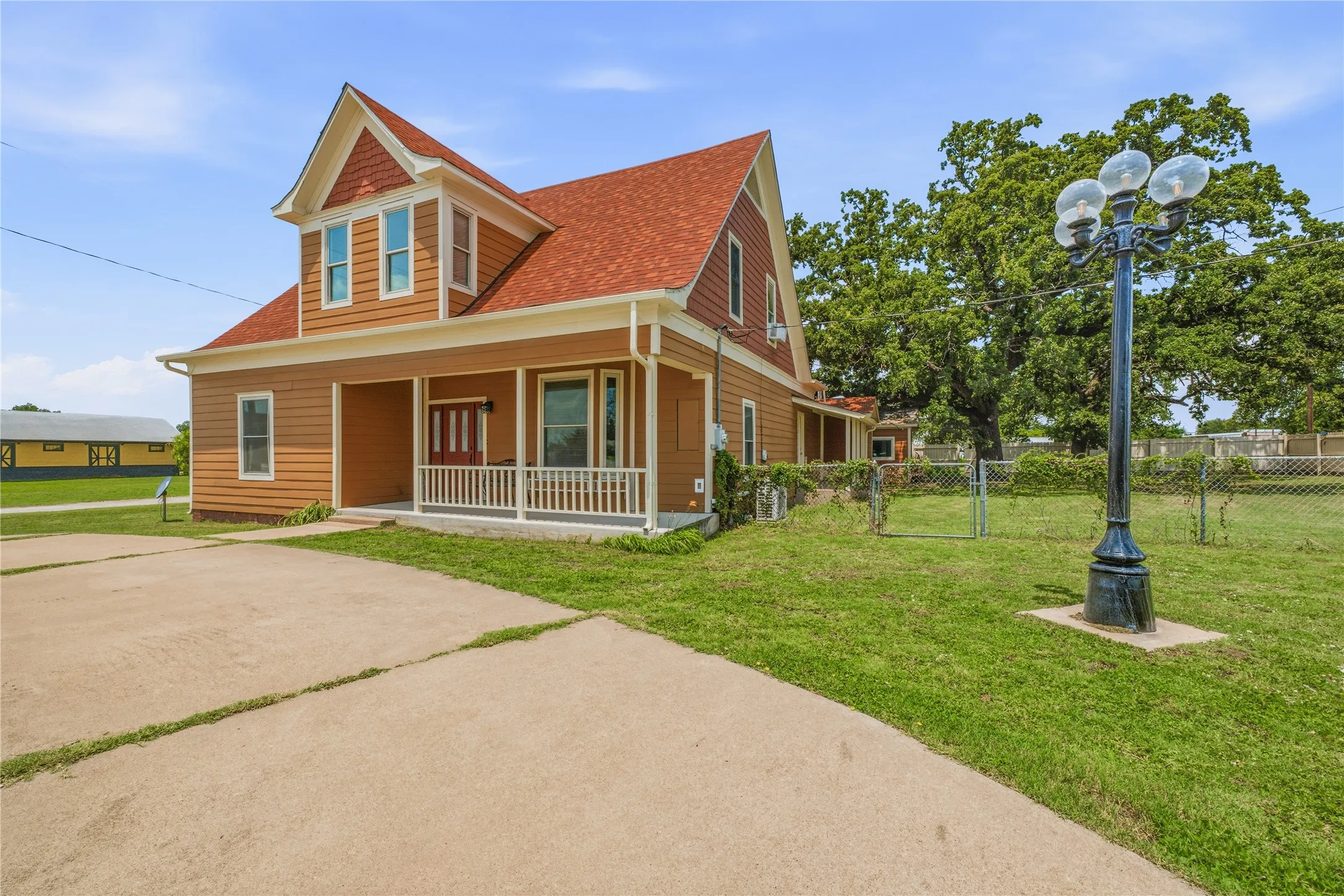 Single Family Residence For Sale in Eastland County , 207 N Fisher, Gorman, Texas 76454, 4 Bedroom, 2 Bathroom, 1 Garage spaces, 2,380 Sqft, built in 1940, mls#21308683, Real Estate Agent in Gorman, Homes For Sale in Eastland county, Homes For Sale in Gorman, Realtor in Gorman Texas, Real Estate Brokerage Independent Realty Texas, Luminita Cordes Realtor