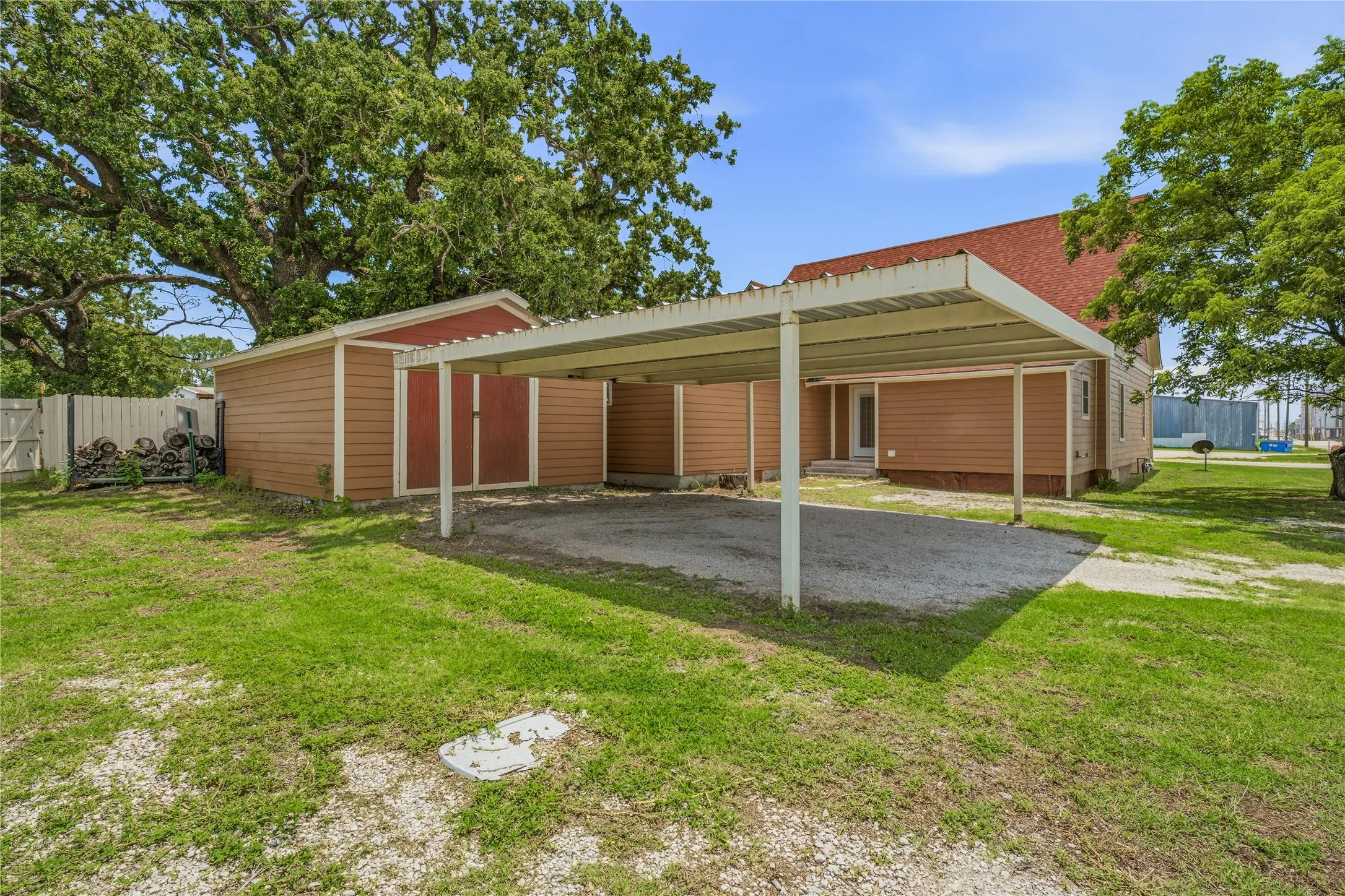 Single Family Residence For Sale in Eastland County , 207 N Fisher, Gorman, Texas 76454, 4 Bedroom, 2 Bathroom, 1 Garage spaces, 2,380 Sqft, built in 1940, mls#21308683, Real Estate Agent in Gorman, Homes For Sale in Eastland county, Homes For Sale in Gorman, Realtor in Gorman Texas, Real Estate Brokerage Independent Realty Texas, Luminita Cordes Realtor