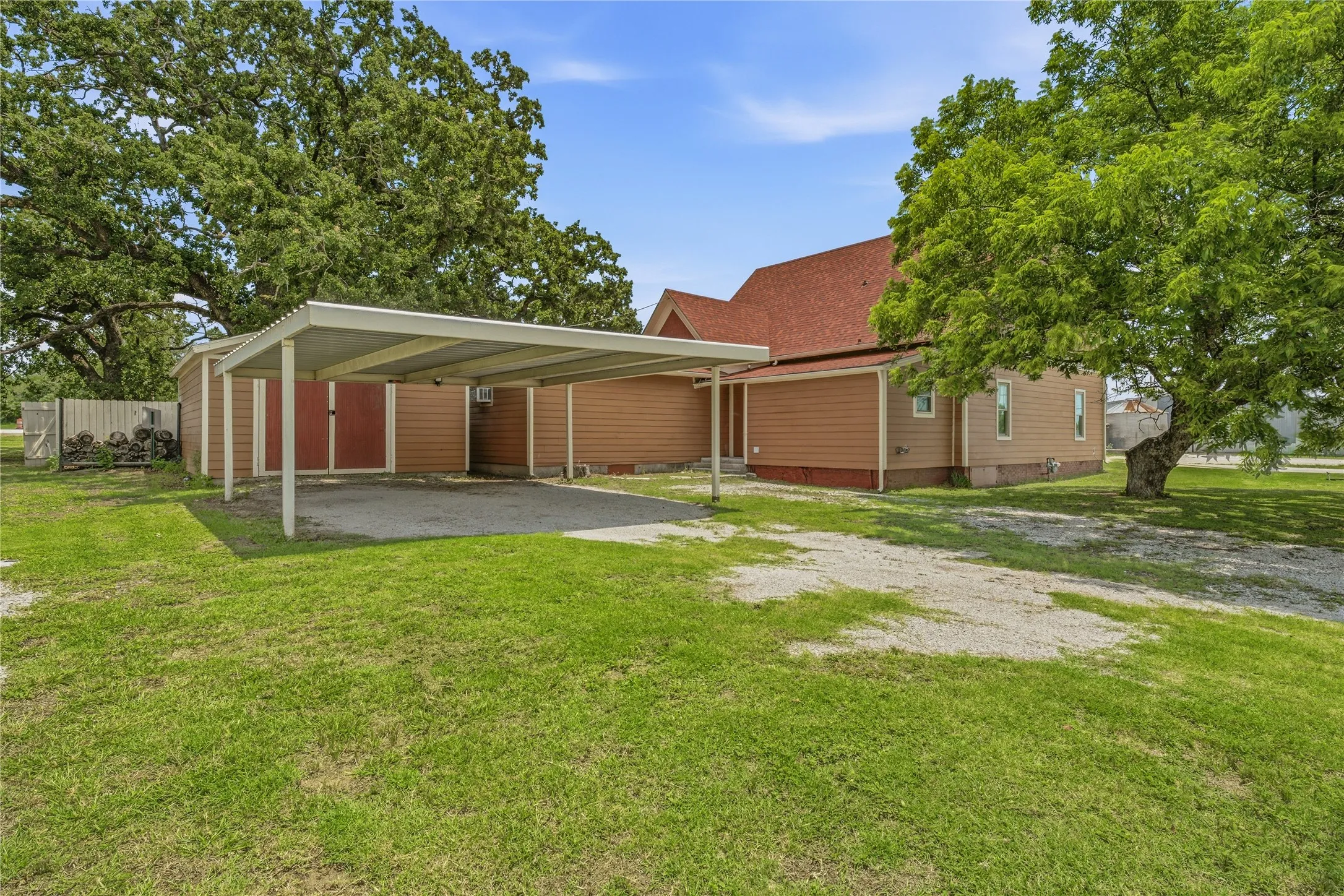 Single Family Residence For Sale in Eastland County , 207 N Fisher, Gorman, Texas 76454, 4 Bedroom, 2 Bathroom, 1 Garage spaces, 2,380 Sqft, built in 1940, mls#21308683, Real Estate Agent in Gorman, Homes For Sale in Eastland county, Homes For Sale in Gorman, Realtor in Gorman Texas, Real Estate Brokerage Independent Realty Texas, Luminita Cordes Realtor