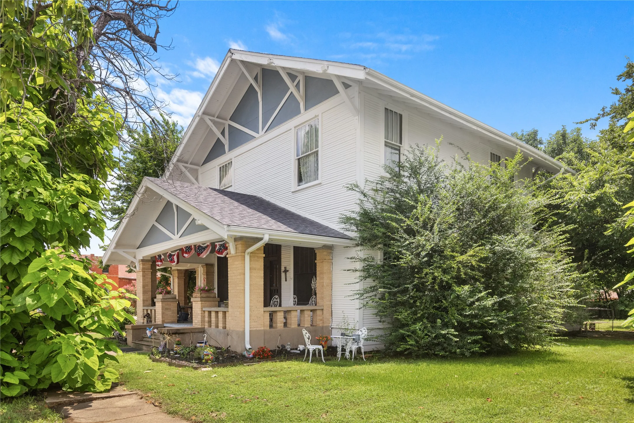 Single Family Residence For Sale in Fannin County , 300 Hickory Street, Honey Grove, Texas 75446, 5 Bedroom, 2 Bathroom, 1 Garage spaces, 3,554 Sqft, built in 1886, mls#21304606, Real Estate Agent in Honey Grove, Homes For Sale in Fannin county, Homes For Sale in Honey Grove, Realtor in Honey Grove Texas, Real Estate Brokerage Independent Realty Texas, Luminita Cordes Realtor