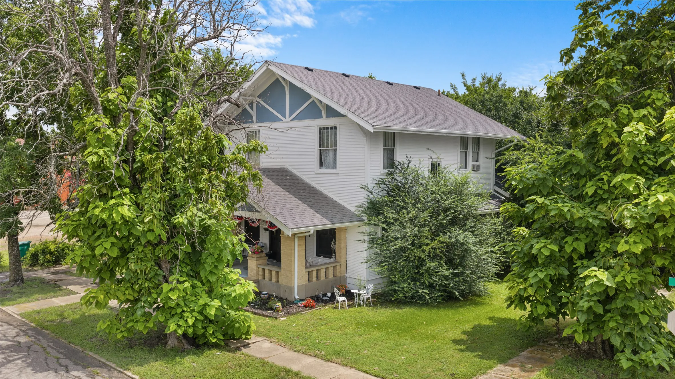 Single Family Residence For Sale in Fannin County , 300 Hickory Street, Honey Grove, Texas 75446, 5 Bedroom, 2 Bathroom, 1 Garage spaces, 3,554 Sqft, built in 1886, mls#21304606, Real Estate Agent in Honey Grove, Homes For Sale in Fannin county, Homes For Sale in Honey Grove, Realtor in Honey Grove Texas, Real Estate Brokerage Independent Realty Texas, Luminita Cordes Realtor