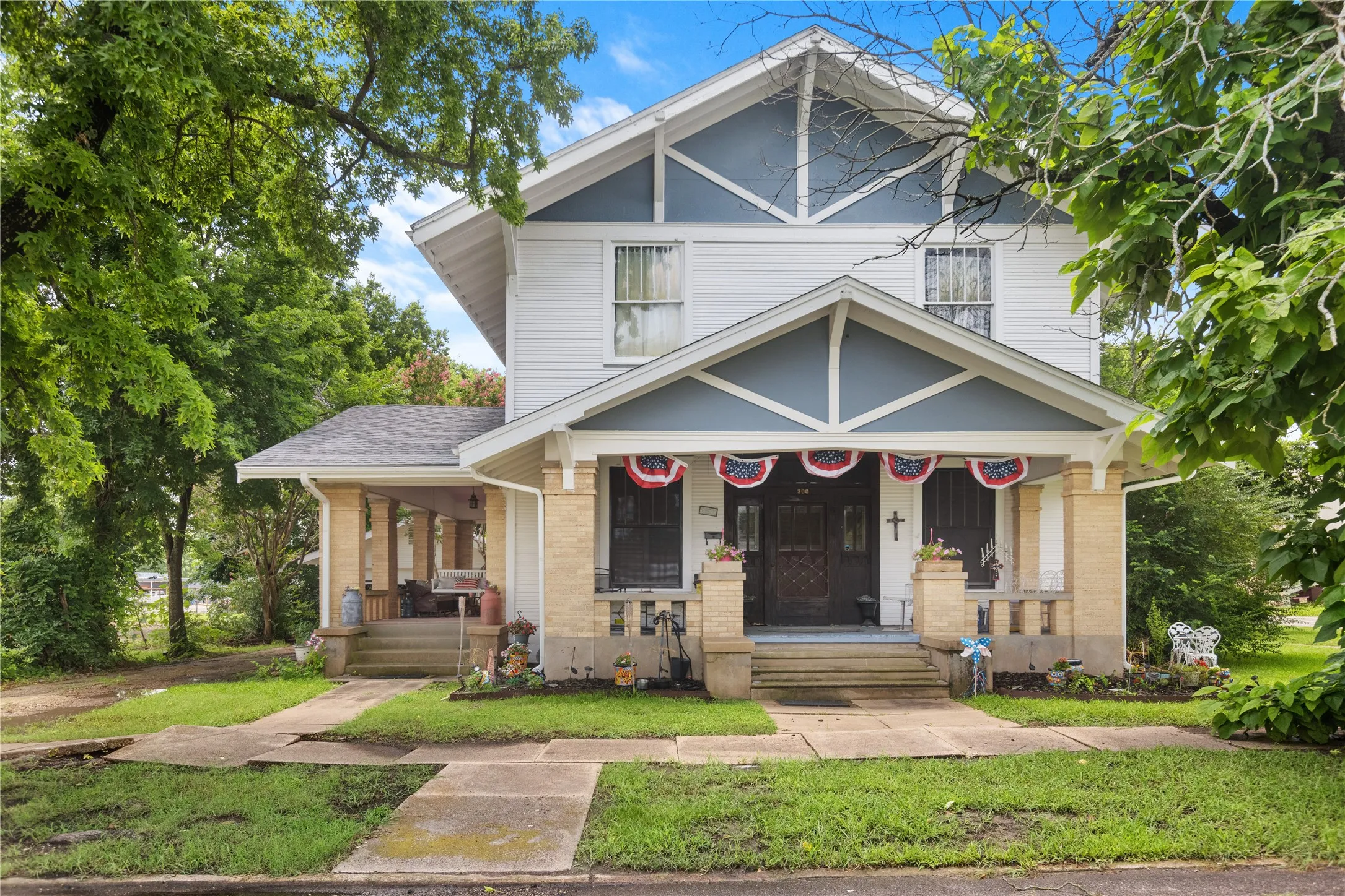 Single Family Residence For Sale in Fannin County , 300 Hickory Street, Honey Grove, Texas 75446, 5 Bedroom, 2 Bathroom, 1 Garage spaces, 3,554 Sqft, built in 1886, mls#21304606, Real Estate Agent in Honey Grove, Homes For Sale in Fannin county, Homes For Sale in Honey Grove, Realtor in Honey Grove Texas, Real Estate Brokerage Independent Realty Texas, Luminita Cordes Realtor