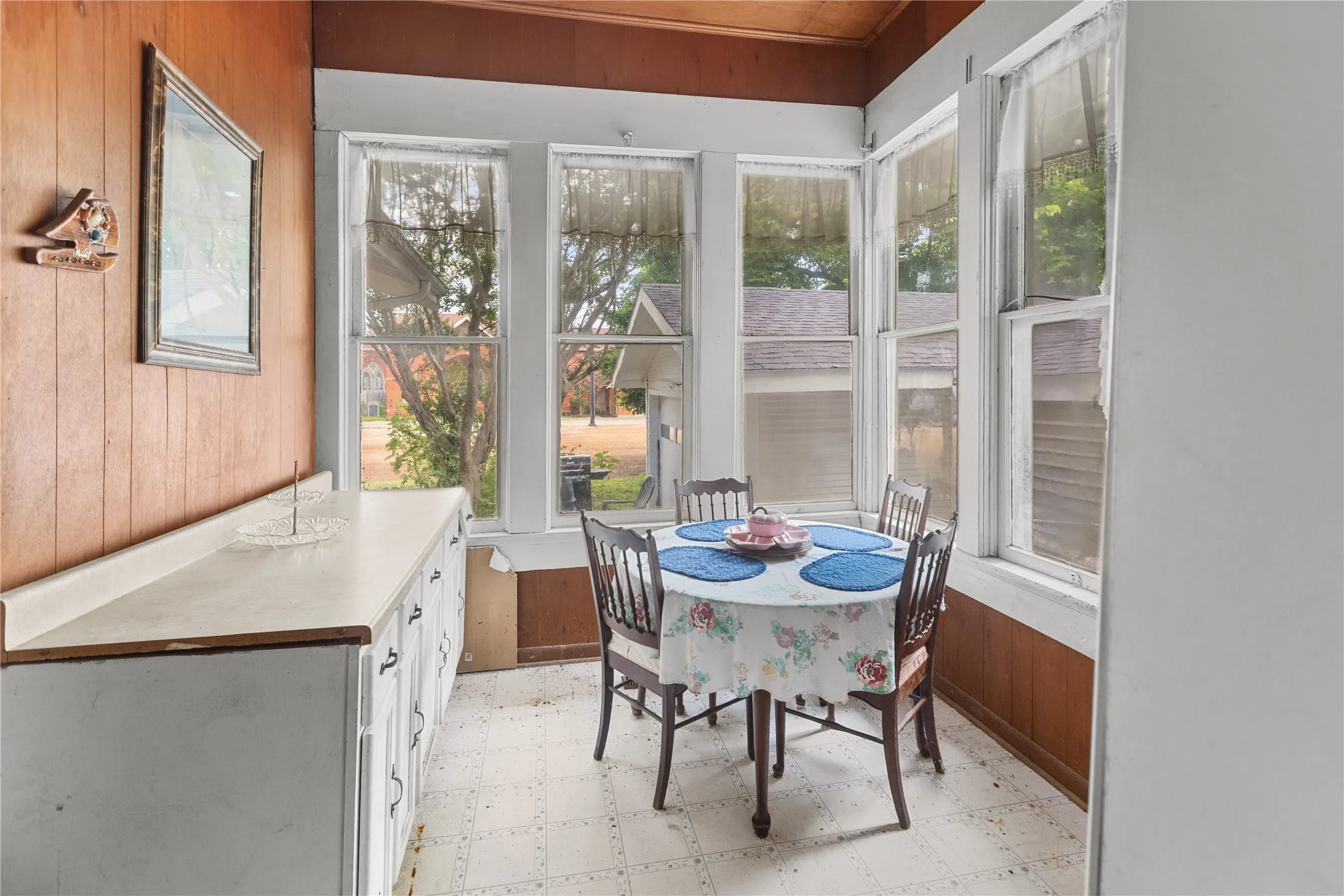 Single Family Residence For Sale in Fannin County , 300 Hickory Street, Honey Grove, Texas 75446, 5 Bedroom, 2 Bathroom, 1 Garage spaces, 3,554 Sqft, built in 1886, mls#21304606, Real Estate Agent in Honey Grove, Homes For Sale in Fannin county, Homes For Sale in Honey Grove, Realtor in Honey Grove Texas, Real Estate Brokerage Independent Realty Texas, Luminita Cordes Realtor