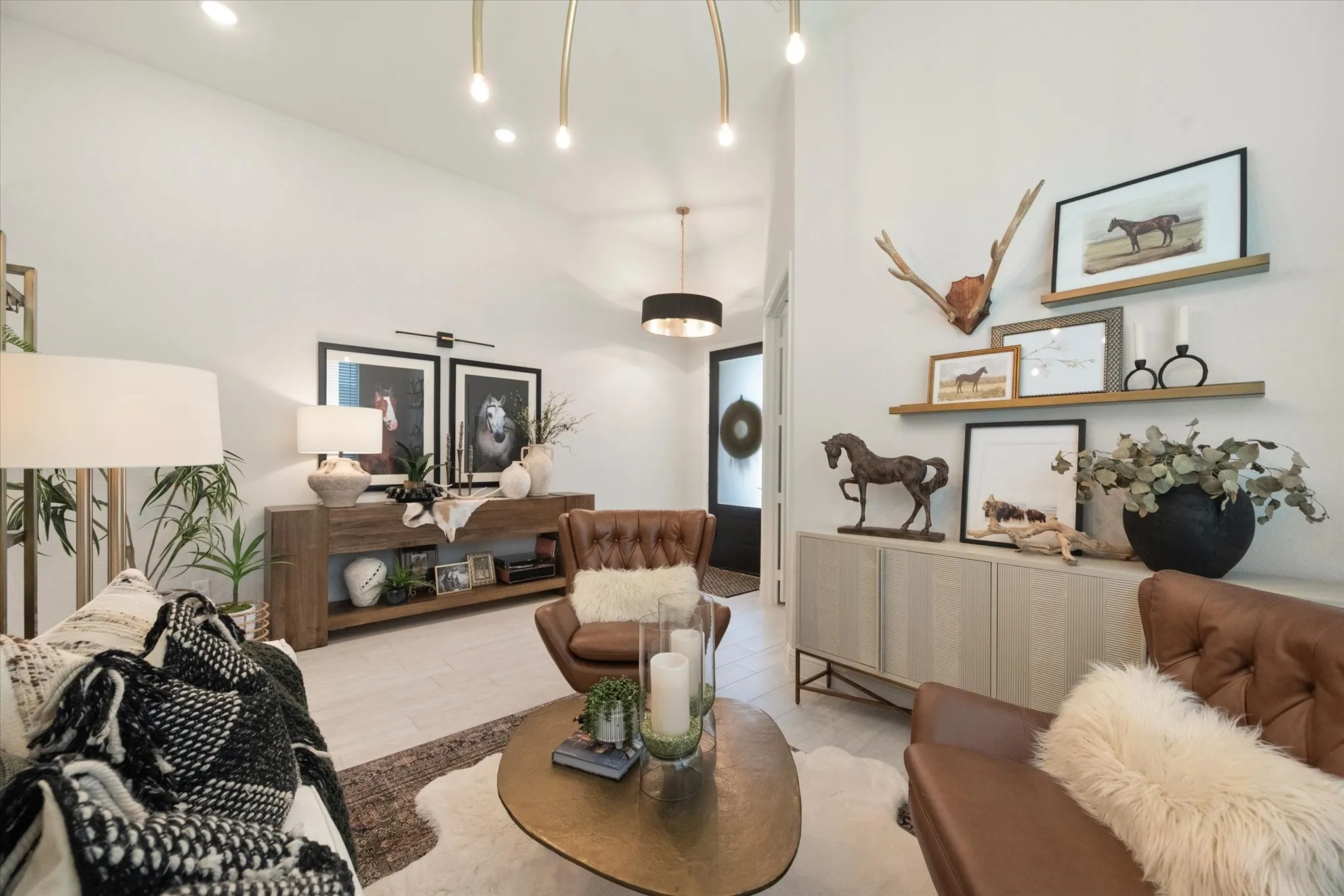 Flexible space that greets your guests. Living room or dining room - your choice!