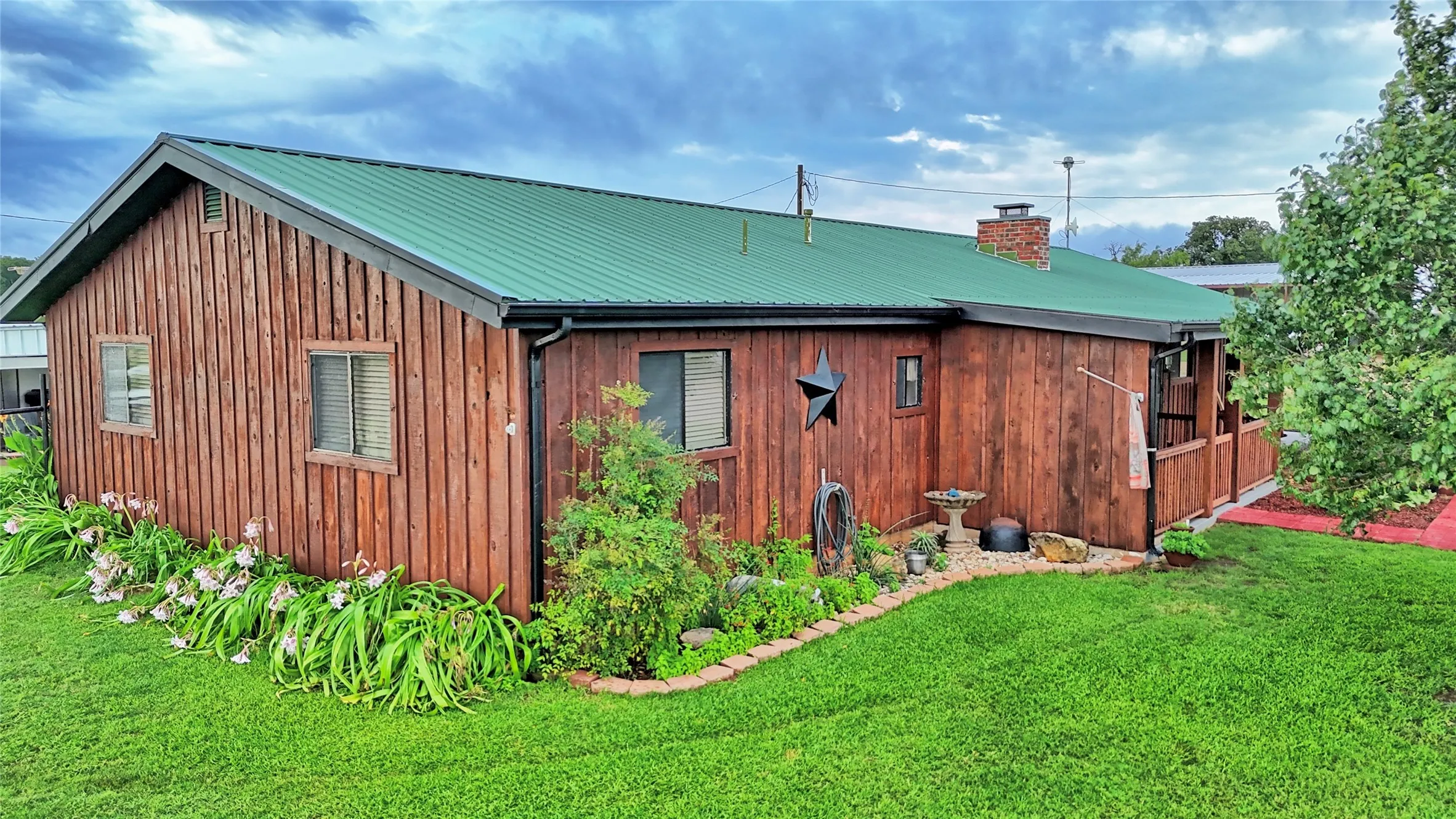 Single Family Residence For Sale in Montague County , 978 Longbranch Road, Nocona, Texas 76255, 3 Bedroom, 2 Bathroom, Garage spaces, 1,914 Sqft, built in 1977, mls#21309997, Real Estate Agent in Nocona, Homes For Sale in Montague county, Homes For Sale in Nocona, Realtor in Nocona Texas, Real Estate Brokerage Independent Realty Texas, Luminita Cordes Realtor