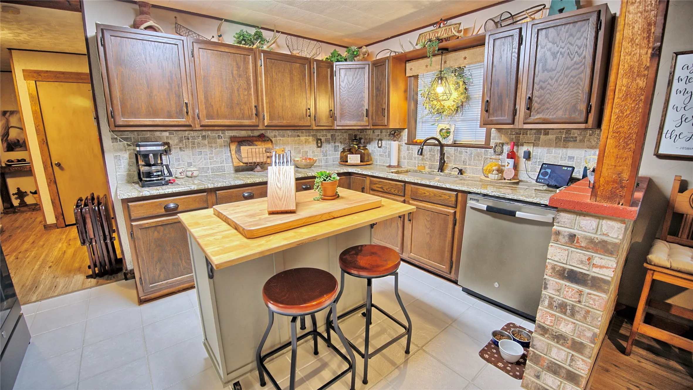 Single Family Residence For Sale in Montague County , 978 Longbranch Road, Nocona, Texas 76255, 3 Bedroom, 2 Bathroom, Garage spaces, 1,914 Sqft, built in 1977, mls#21309997, Real Estate Agent in Nocona, Homes For Sale in Montague county, Homes For Sale in Nocona, Realtor in Nocona Texas, Real Estate Brokerage Independent Realty Texas, Luminita Cordes Realtor