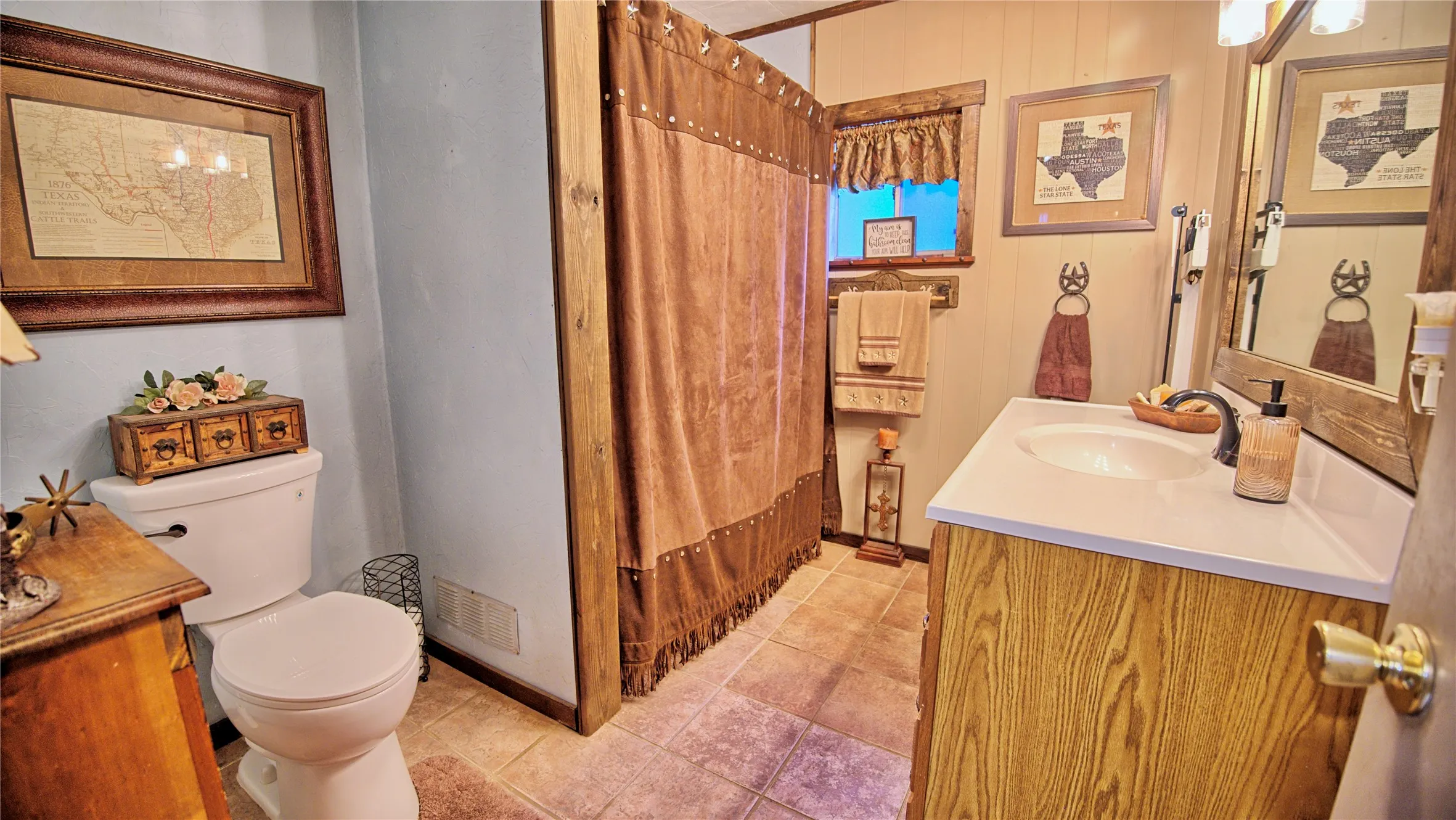 Single Family Residence For Sale in Montague County , 978 Longbranch Road, Nocona, Texas 76255, 3 Bedroom, 2 Bathroom, Garage spaces, 1,914 Sqft, built in 1977, mls#21309997, Real Estate Agent in Nocona, Homes For Sale in Montague county, Homes For Sale in Nocona, Realtor in Nocona Texas, Real Estate Brokerage Independent Realty Texas, Luminita Cordes Realtor