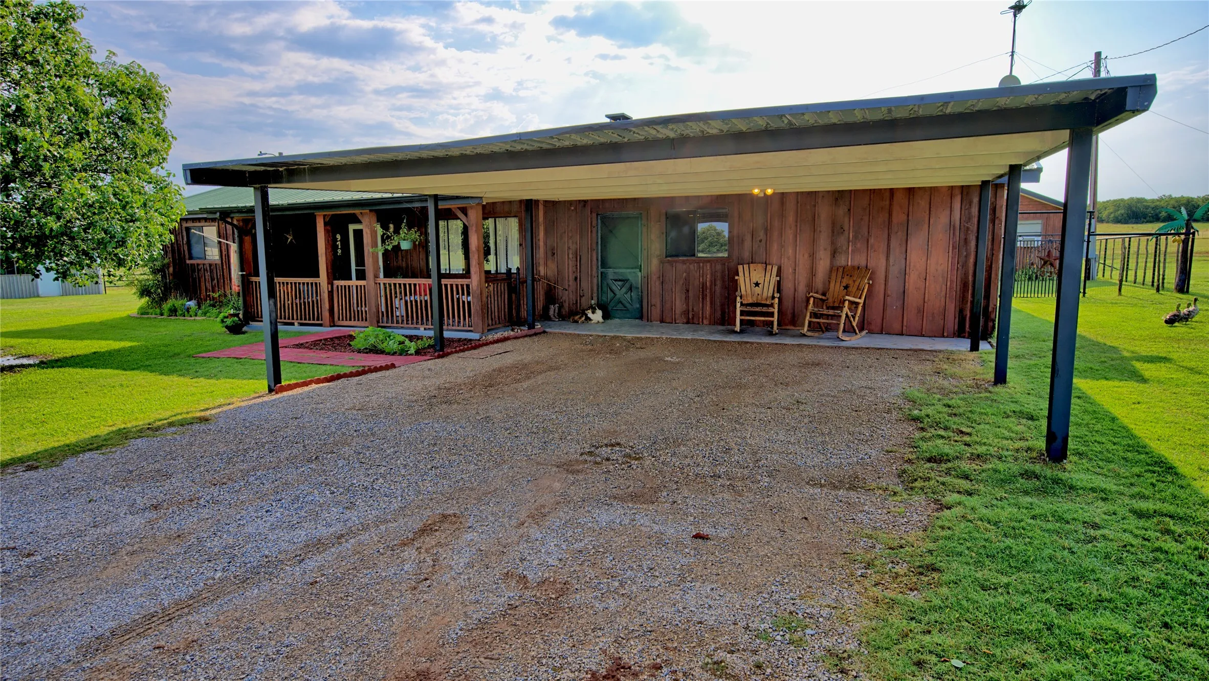 Single Family Residence For Sale in Montague County , 978 Longbranch Road, Nocona, Texas 76255, 3 Bedroom, 2 Bathroom, Garage spaces, 1,914 Sqft, built in 1977, mls#21309997, Real Estate Agent in Nocona, Homes For Sale in Montague county, Homes For Sale in Nocona, Realtor in Nocona Texas, Real Estate Brokerage Independent Realty Texas, Luminita Cordes Realtor