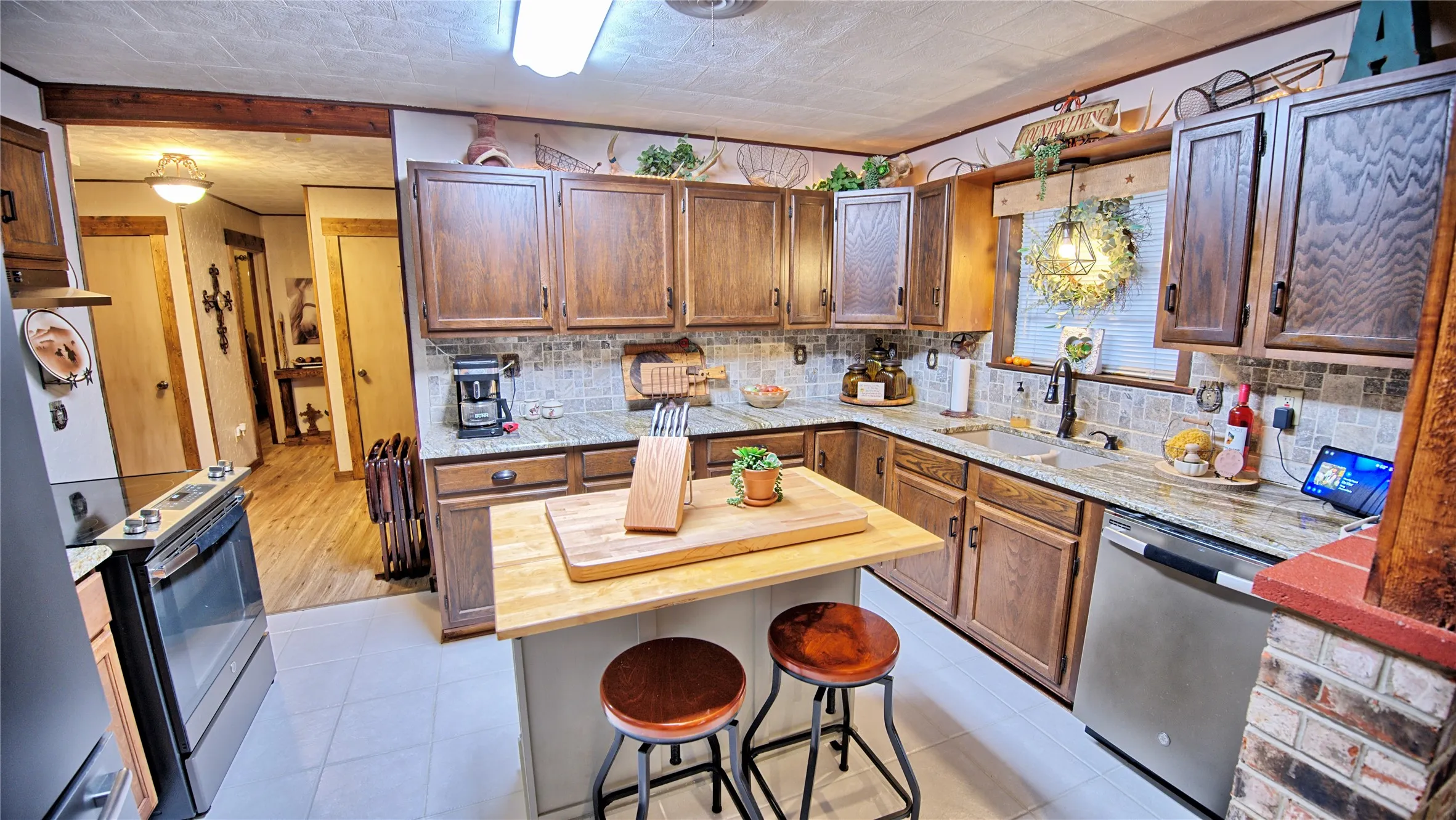 Single Family Residence For Sale in Montague County , 978 Longbranch Road, Nocona, Texas 76255, 3 Bedroom, 2 Bathroom, Garage spaces, 1,914 Sqft, built in 1977, mls#21309997, Real Estate Agent in Nocona, Homes For Sale in Montague county, Homes For Sale in Nocona, Realtor in Nocona Texas, Real Estate Brokerage Independent Realty Texas, Luminita Cordes Realtor