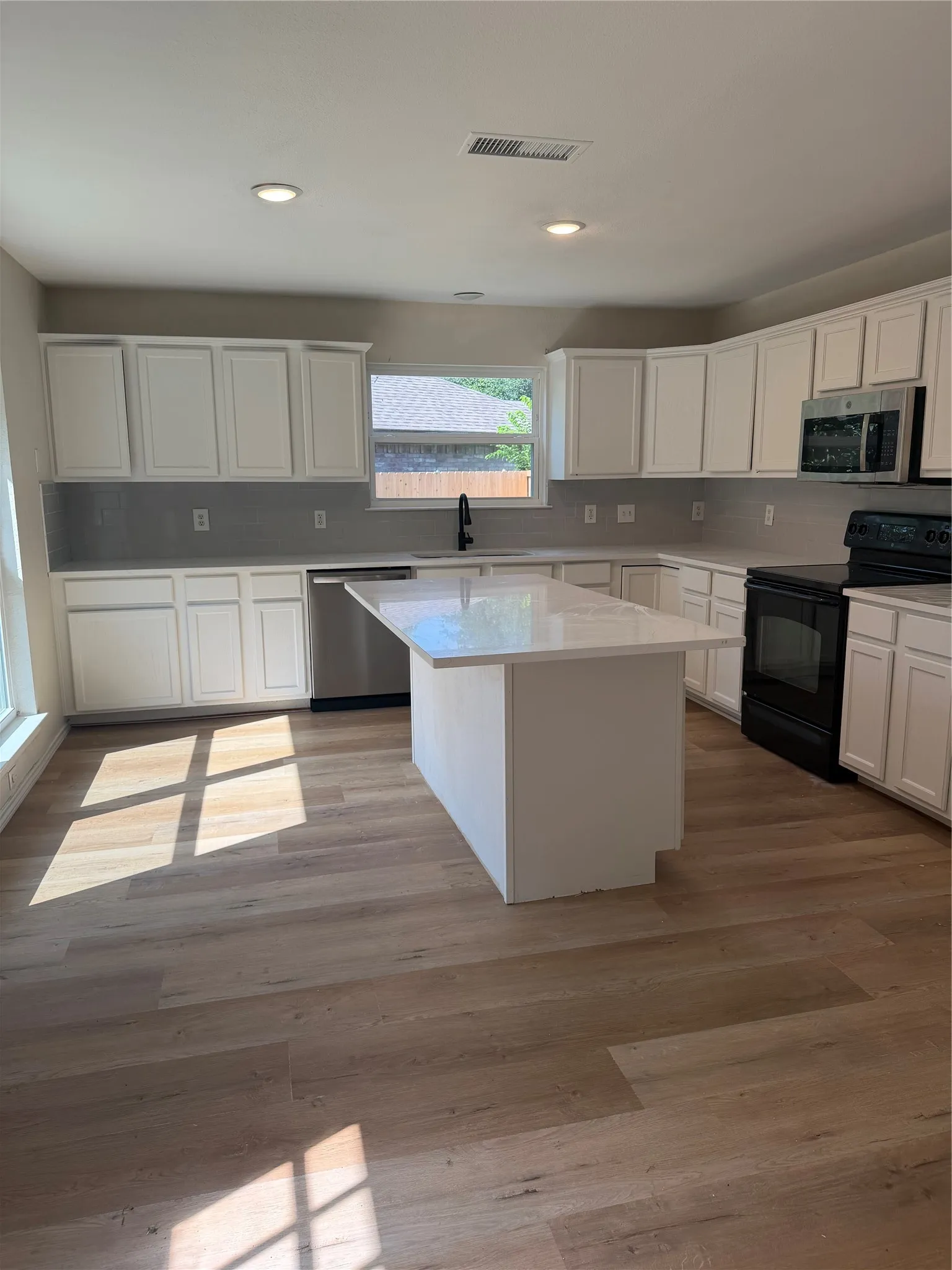Single Family Residence For Sale in Dallas County , 4707 Bernal Drive, Dallas, Texas 75212, 5 Bedroom, 2 Bathroom, Garage spaces, 2,250 Sqft, built in 2002, mls#21311357, Real Estate Agent in Dallas, Homes For Sale in Dallas county, Homes For Sale in Dallas, Realtor in Dallas Texas, Real Estate Brokerage Independent Realty Texas, Luminita Cordes Realtor