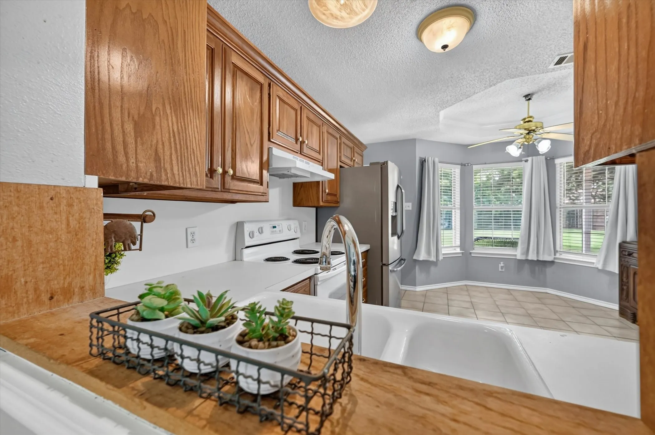 Single Family Residence For Sale in Denton County , 209 Pafford Street, Justin, Texas 76247, 2 Bedroom, 2 Bathroom, 1 Garage spaces, 1,166 Sqft, built in 1997, mls#21311385, Real Estate Agent in Justin, Homes For Sale in Denton county, Homes For Sale in Justin, Realtor in Justin Texas, Real Estate Brokerage Independent Realty Texas, Luminita Cordes Realtor
