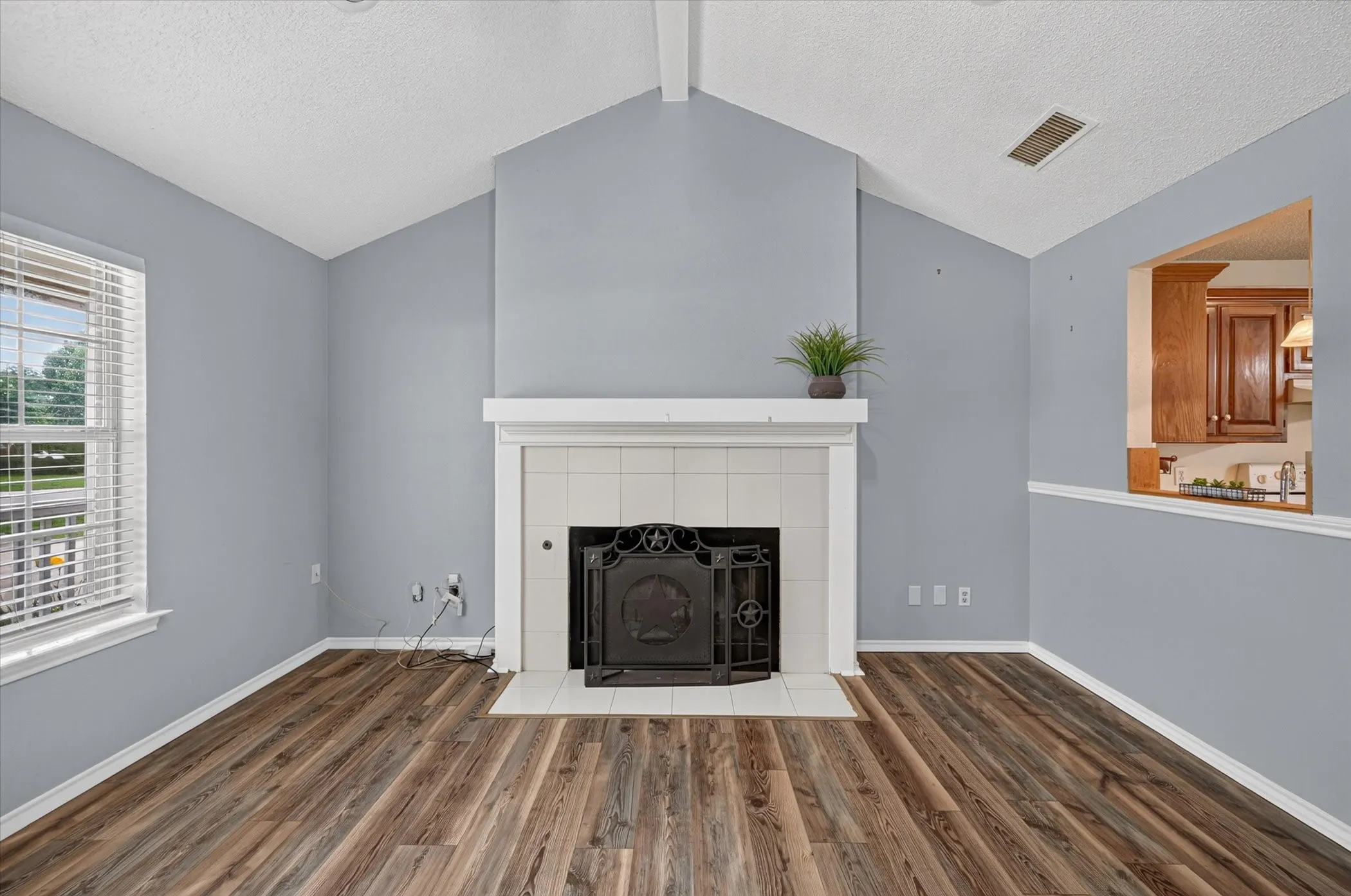 Single Family Residence For Sale in Denton County , 209 Pafford Street, Justin, Texas 76247, 2 Bedroom, 2 Bathroom, 1 Garage spaces, 1,166 Sqft, built in 1997, mls#21311385, Real Estate Agent in Justin, Homes For Sale in Denton county, Homes For Sale in Justin, Realtor in Justin Texas, Real Estate Brokerage Independent Realty Texas, Luminita Cordes Realtor