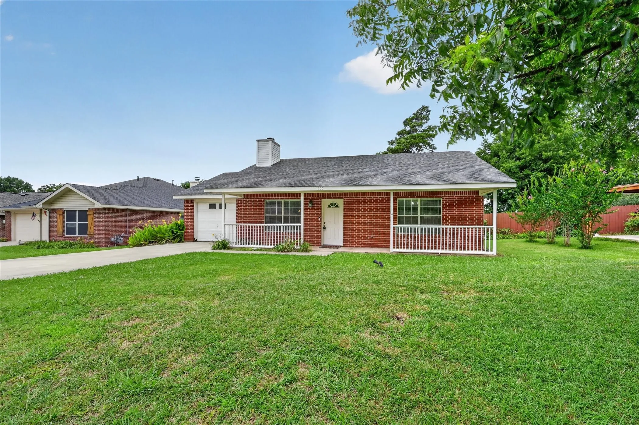 Single Family Residence For Sale in Denton County , 209 Pafford Street, Justin, Texas 76247, 2 Bedroom, 2 Bathroom, 1 Garage spaces, 1,166 Sqft, built in 1997, mls#21311385, Real Estate Agent in Justin, Homes For Sale in Denton county, Homes For Sale in Justin, Realtor in Justin Texas, Real Estate Brokerage Independent Realty Texas, Luminita Cordes Realtor