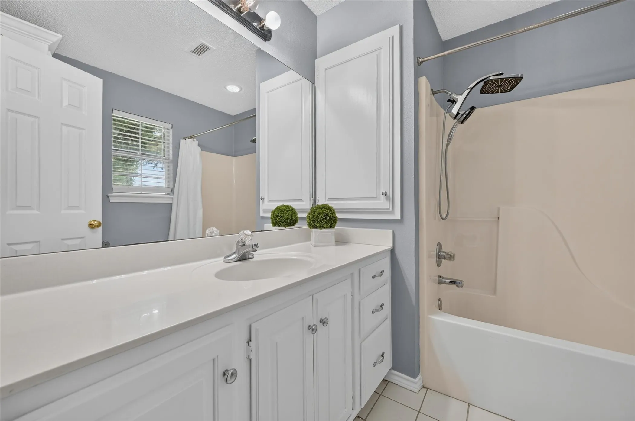 Single Family Residence For Sale in Denton County , 209 Pafford Street, Justin, Texas 76247, 2 Bedroom, 2 Bathroom, 1 Garage spaces, 1,166 Sqft, built in 1997, mls#21311385, Real Estate Agent in Justin, Homes For Sale in Denton county, Homes For Sale in Justin, Realtor in Justin Texas, Real Estate Brokerage Independent Realty Texas, Luminita Cordes Realtor