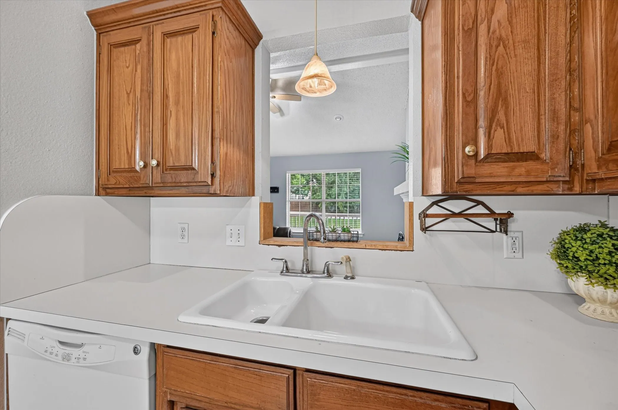 Single Family Residence For Sale in Denton County , 209 Pafford Street, Justin, Texas 76247, 2 Bedroom, 2 Bathroom, 1 Garage spaces, 1,166 Sqft, built in 1997, mls#21311385, Real Estate Agent in Justin, Homes For Sale in Denton county, Homes For Sale in Justin, Realtor in Justin Texas, Real Estate Brokerage Independent Realty Texas, Luminita Cordes Realtor