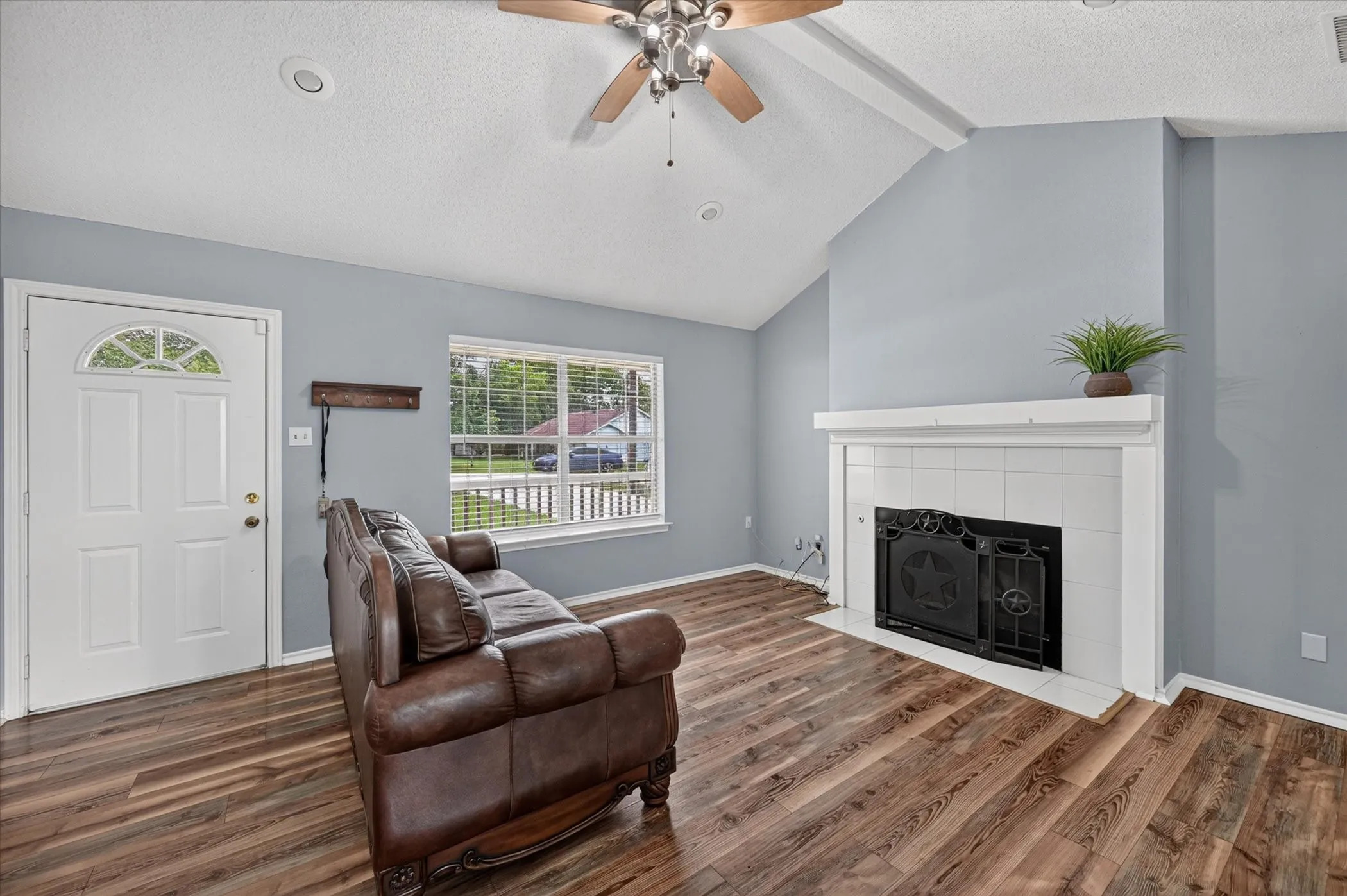 Single Family Residence For Sale in Denton County , 209 Pafford Street, Justin, Texas 76247, 2 Bedroom, 2 Bathroom, 1 Garage spaces, 1,166 Sqft, built in 1997, mls#21311385, Real Estate Agent in Justin, Homes For Sale in Denton county, Homes For Sale in Justin, Realtor in Justin Texas, Real Estate Brokerage Independent Realty Texas, Luminita Cordes Realtor
