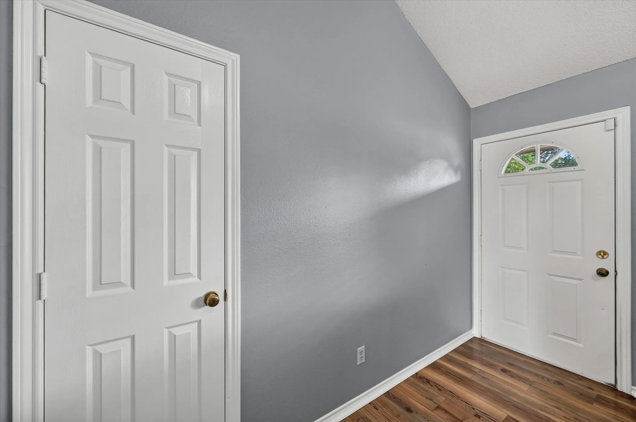 Single Family Residence For Sale in Denton County , 209 Pafford Street, Justin, Texas 76247, 2 Bedroom, 2 Bathroom, 1 Garage spaces, 1,166 Sqft, built in 1997, mls#21311385, Real Estate Agent in Justin, Homes For Sale in Denton county, Homes For Sale in Justin, Realtor in Justin Texas, Real Estate Brokerage Independent Realty Texas, Luminita Cordes Realtor