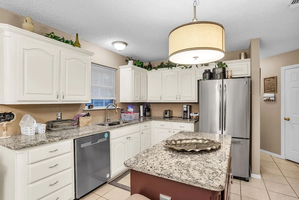 Single Family Residence For Sale in Tarrant County , 412 Glenbrook Drive, Kennedale, Texas 76060, 3 Bedroom, 2 Bathroom, 2 Garage spaces, 1,905 Sqft, built in 1996, mls#21309858, Real Estate Agent in Kennedale, Homes For Sale in Tarrant county, Homes For Sale in Kennedale, Realtor in Kennedale Texas, Real Estate Brokerage Independent Realty Texas, Luminita Cordes Realtor