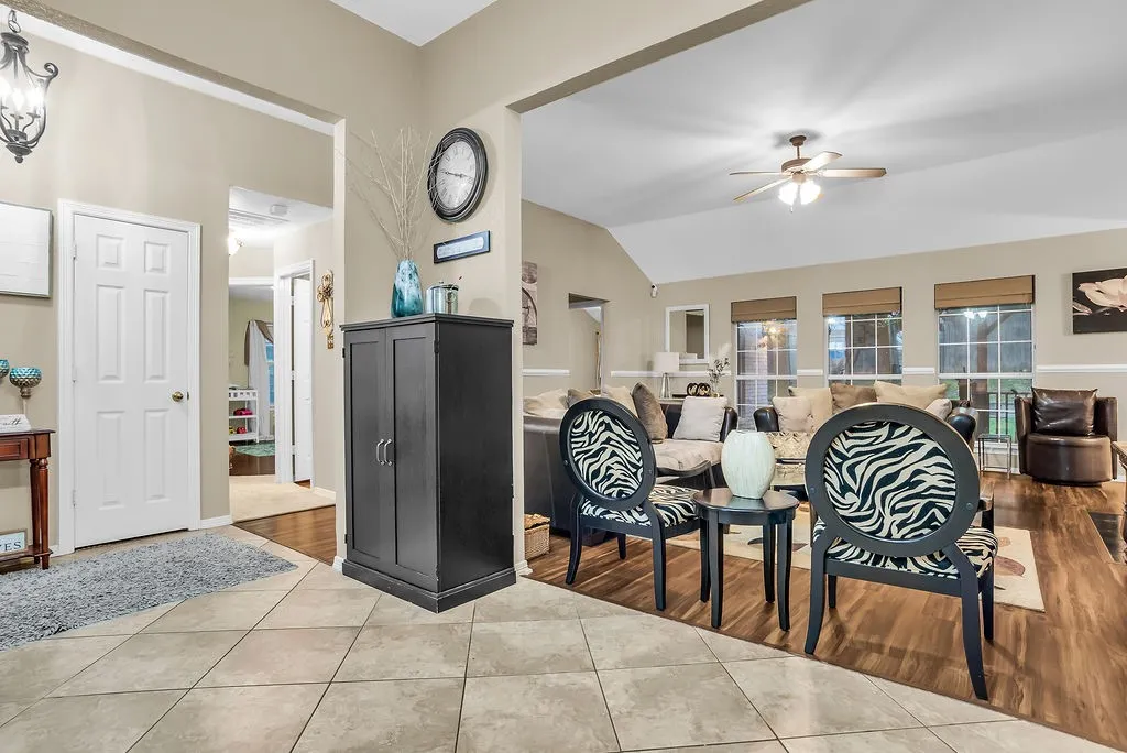 Single Family Residence For Sale in Tarrant County , 412 Glenbrook Drive, Kennedale, Texas 76060, 3 Bedroom, 2 Bathroom, 2 Garage spaces, 1,905 Sqft, built in 1996, mls#21309858, Real Estate Agent in Kennedale, Homes For Sale in Tarrant county, Homes For Sale in Kennedale, Realtor in Kennedale Texas, Real Estate Brokerage Independent Realty Texas, Luminita Cordes Realtor