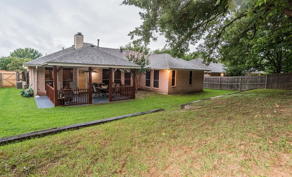 Single Family Residence For Sale in Tarrant County , 412 Glenbrook Drive, Kennedale, Texas 76060, 3 Bedroom, 2 Bathroom, 2 Garage spaces, 1,905 Sqft, built in 1996, mls#21309858, Real Estate Agent in Kennedale, Homes For Sale in Tarrant county, Homes For Sale in Kennedale, Realtor in Kennedale Texas, Real Estate Brokerage Independent Realty Texas, Luminita Cordes Realtor