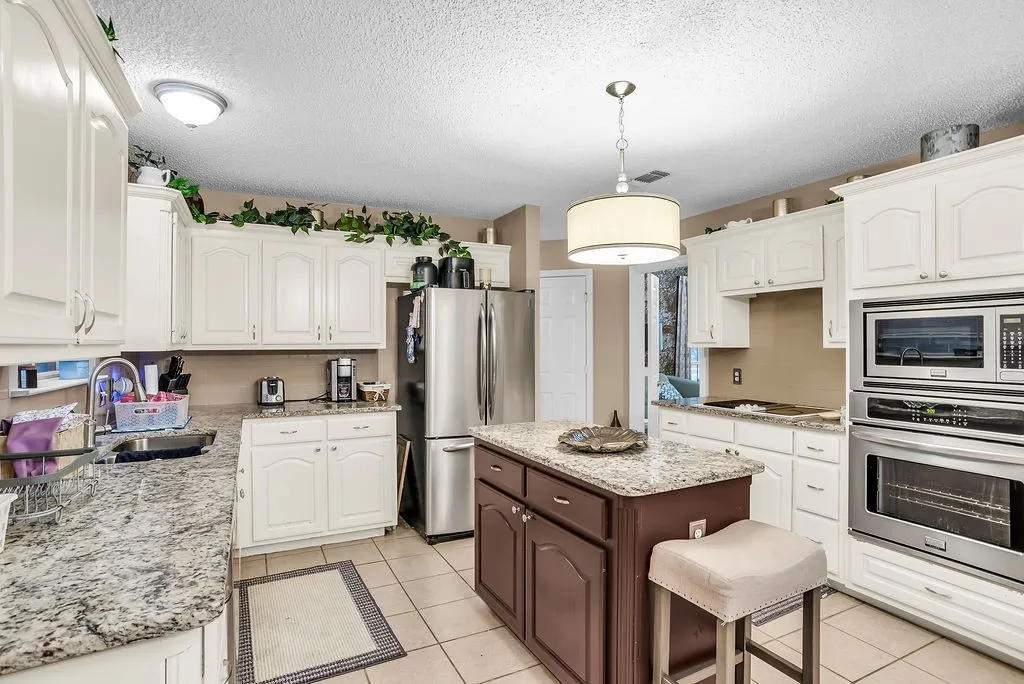 Single Family Residence For Sale in Tarrant County , 412 Glenbrook Drive, Kennedale, Texas 76060, 3 Bedroom, 2 Bathroom, 2 Garage spaces, 1,905 Sqft, built in 1996, mls#21309858, Real Estate Agent in Kennedale, Homes For Sale in Tarrant county, Homes For Sale in Kennedale, Realtor in Kennedale Texas, Real Estate Brokerage Independent Realty Texas, Luminita Cordes Realtor