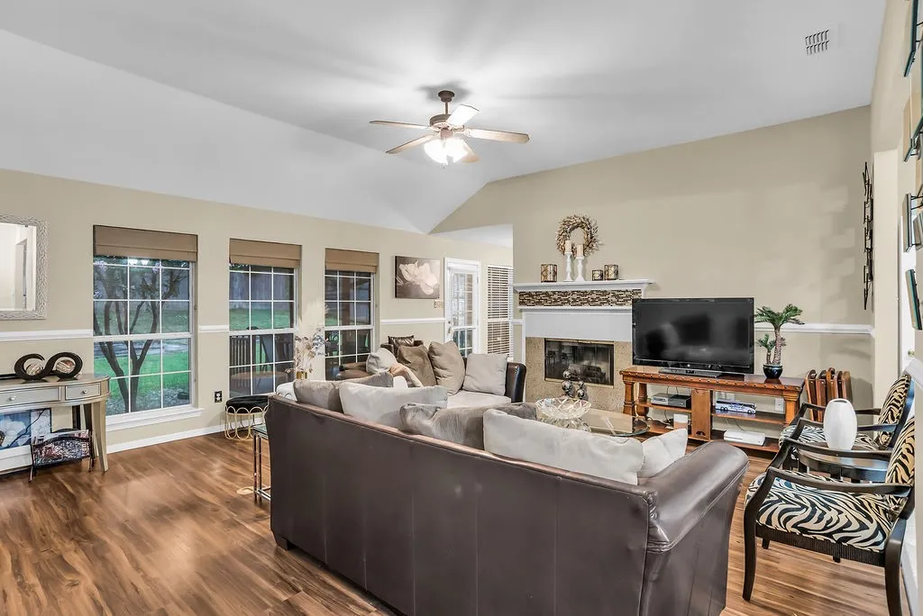 Single Family Residence For Sale in Tarrant County , 412 Glenbrook Drive, Kennedale, Texas 76060, 3 Bedroom, 2 Bathroom, 2 Garage spaces, 1,905 Sqft, built in 1996, mls#21309858, Real Estate Agent in Kennedale, Homes For Sale in Tarrant county, Homes For Sale in Kennedale, Realtor in Kennedale Texas, Real Estate Brokerage Independent Realty Texas, Luminita Cordes Realtor
