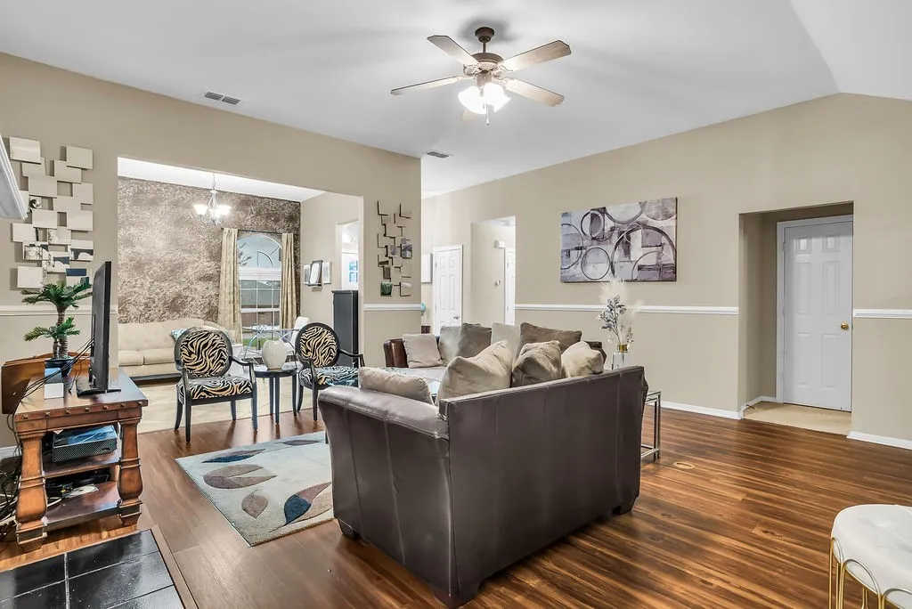 Single Family Residence For Sale in Tarrant County , 412 Glenbrook Drive, Kennedale, Texas 76060, 3 Bedroom, 2 Bathroom, 2 Garage spaces, 1,905 Sqft, built in 1996, mls#21309858, Real Estate Agent in Kennedale, Homes For Sale in Tarrant county, Homes For Sale in Kennedale, Realtor in Kennedale Texas, Real Estate Brokerage Independent Realty Texas, Luminita Cordes Realtor