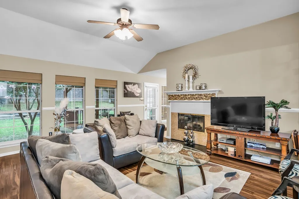 Single Family Residence For Sale in Tarrant County , 412 Glenbrook Drive, Kennedale, Texas 76060, 3 Bedroom, 2 Bathroom, 2 Garage spaces, 1,905 Sqft, built in 1996, mls#21309858, Real Estate Agent in Kennedale, Homes For Sale in Tarrant county, Homes For Sale in Kennedale, Realtor in Kennedale Texas, Real Estate Brokerage Independent Realty Texas, Luminita Cordes Realtor