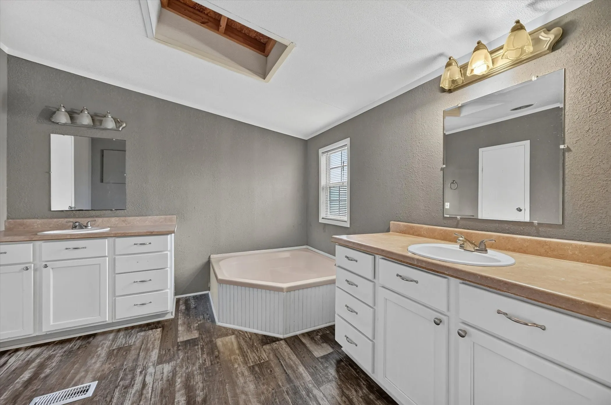 Mobile Home For Sale in Johnson County , 8316 County Road 508, Alvarado, Texas 76009, 3 Bedroom, 2 Bathroom, Garage spaces, 1,568 Sqft, built in 1994, mls#21298393, Real Estate Agent in Alvarado, Homes For Sale in Johnson county, Homes For Sale in Alvarado, Realtor in Alvarado Texas, Real Estate Brokerage Independent Realty Texas, Luminita Cordes Realtor