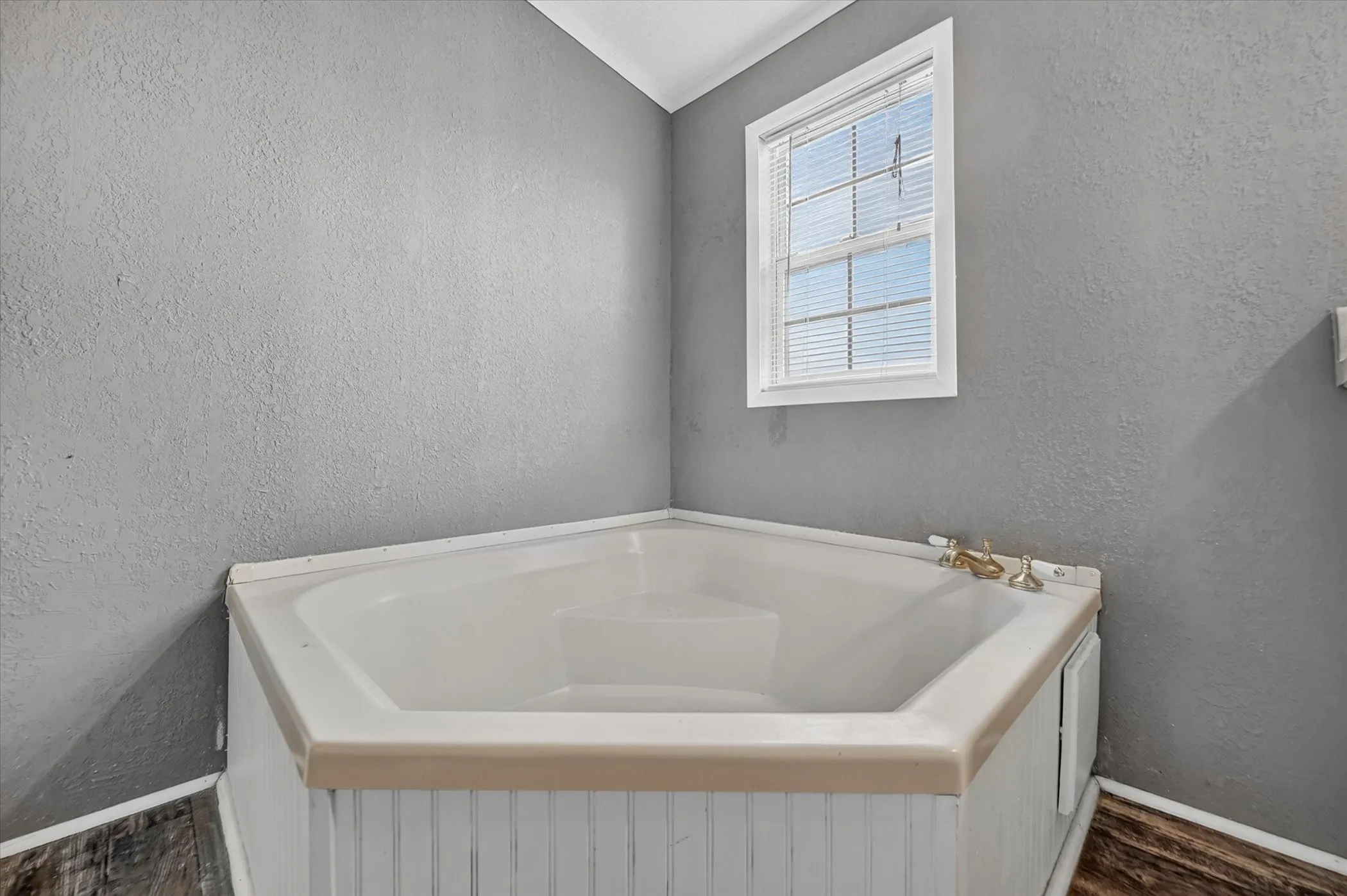 Mobile Home For Sale in Johnson County , 8316 County Road 508, Alvarado, Texas 76009, 3 Bedroom, 2 Bathroom, Garage spaces, 1,568 Sqft, built in 1994, mls#21298393, Real Estate Agent in Alvarado, Homes For Sale in Johnson county, Homes For Sale in Alvarado, Realtor in Alvarado Texas, Real Estate Brokerage Independent Realty Texas, Luminita Cordes Realtor