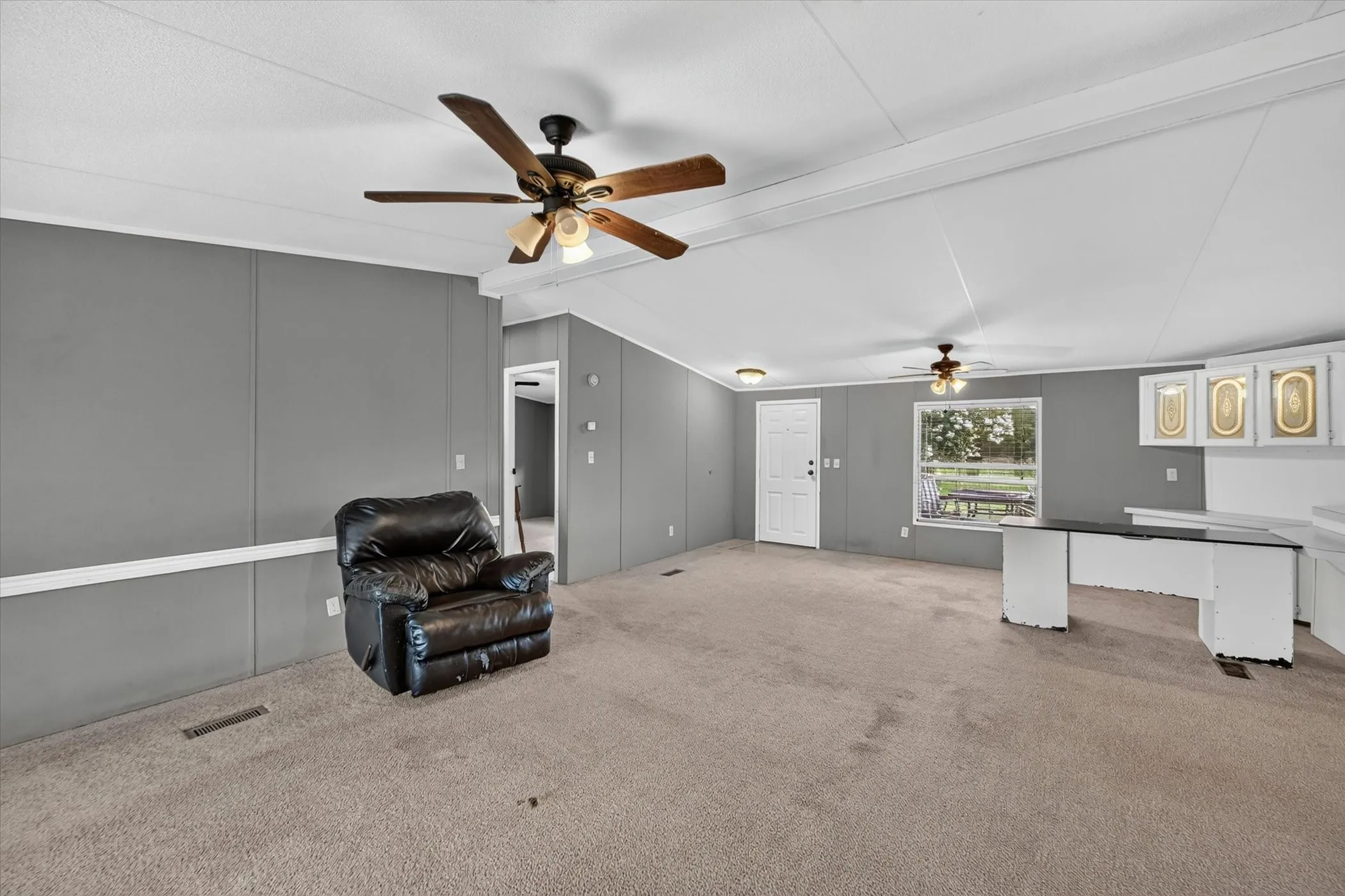 Mobile Home For Sale in Johnson County , 8316 County Road 508, Alvarado, Texas 76009, 3 Bedroom, 2 Bathroom, Garage spaces, 1,568 Sqft, built in 1994, mls#21298393, Real Estate Agent in Alvarado, Homes For Sale in Johnson county, Homes For Sale in Alvarado, Realtor in Alvarado Texas, Real Estate Brokerage Independent Realty Texas, Luminita Cordes Realtor