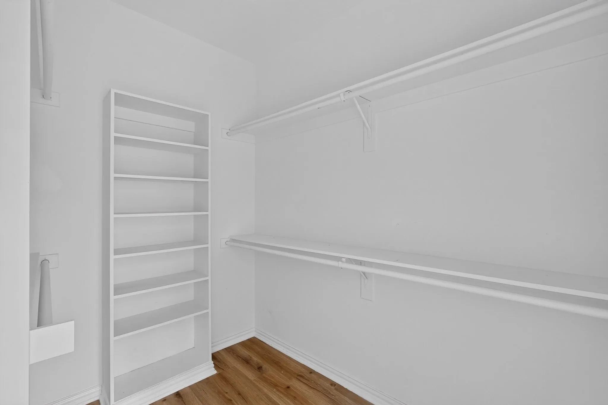 Built-in shelving unit providing customized​​‌​​​​‌​​‌‌​‌‌​​​‌‌​‌​‌​‌​​​‌​​ storage