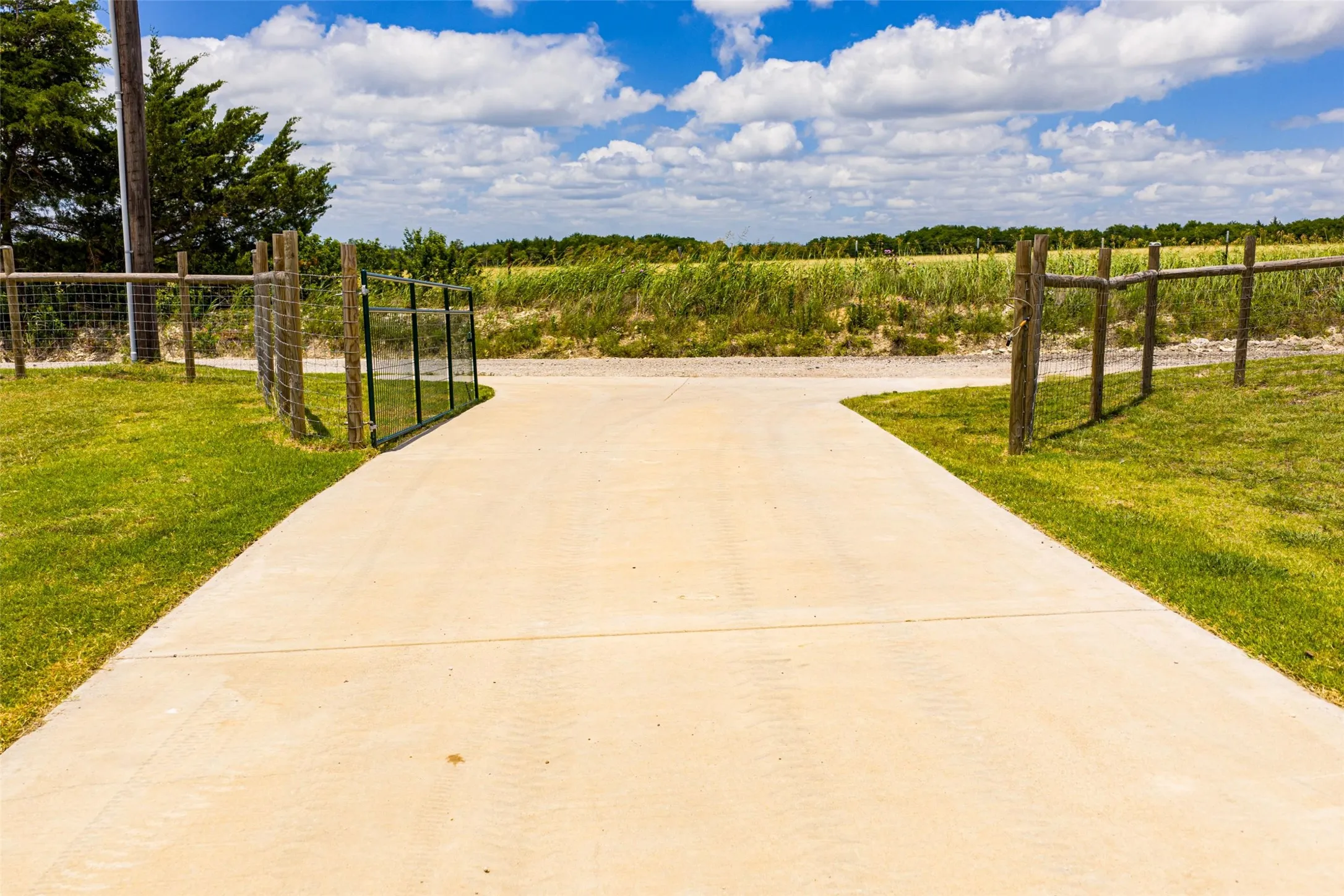 Single Family Residence For Sale in Ellis County , 761 Dovie Lane, Milford, Texas 76670, 3 Bedroom, 2 Bathroom, 2 Garage spaces, 2,410 Sqft, built in 2023, mls#21311036, Real Estate Agent in Milford, Homes For Sale in Ellis county, Homes For Sale in Milford, Realtor in Milford Texas, Real Estate Brokerage Independent Realty Texas, Luminita Cordes Realtor