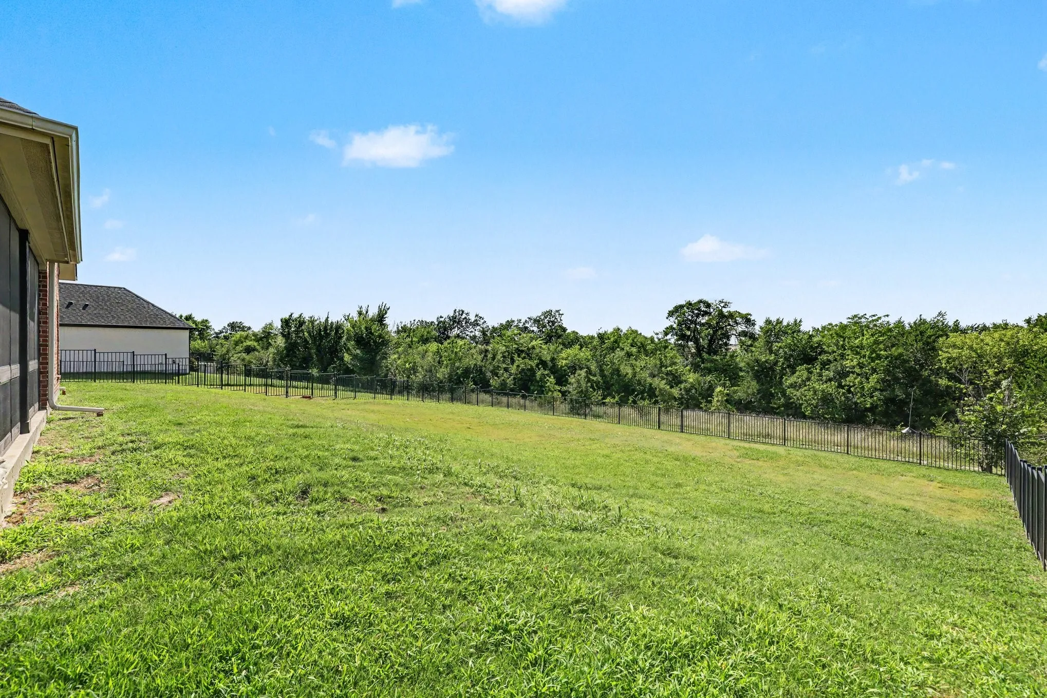 Single Family Residence For Sale in Grayson County , 2016 Fox Bend Trace, Gunter, Texas 75058, 4 Bedroom, 4 Bathroom, 3 Garage spaces, 3,308 Sqft, built in 2014, mls#21310646, Real Estate Agent in Gunter, Homes For Sale in Grayson county, Homes For Sale in Gunter, Realtor in Gunter Texas, Real Estate Brokerage Independent Realty Texas, Luminita Cordes Realtor
