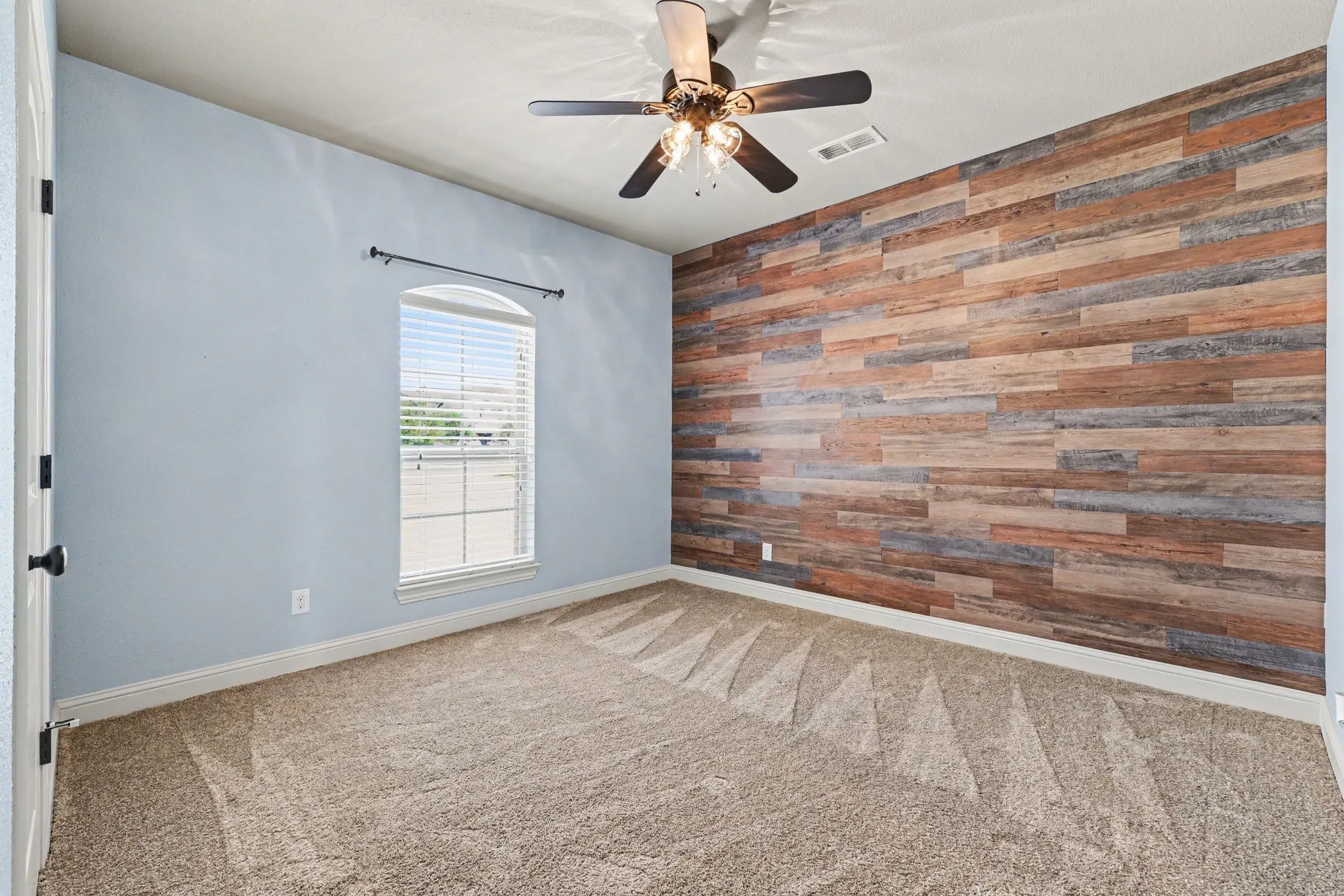 Single Family Residence For Sale in Grayson County , 2016 Fox Bend Trace, Gunter, Texas 75058, 4 Bedroom, 4 Bathroom, 3 Garage spaces, 3,308 Sqft, built in 2014, mls#21310646, Real Estate Agent in Gunter, Homes For Sale in Grayson county, Homes For Sale in Gunter, Realtor in Gunter Texas, Real Estate Brokerage Independent Realty Texas, Luminita Cordes Realtor