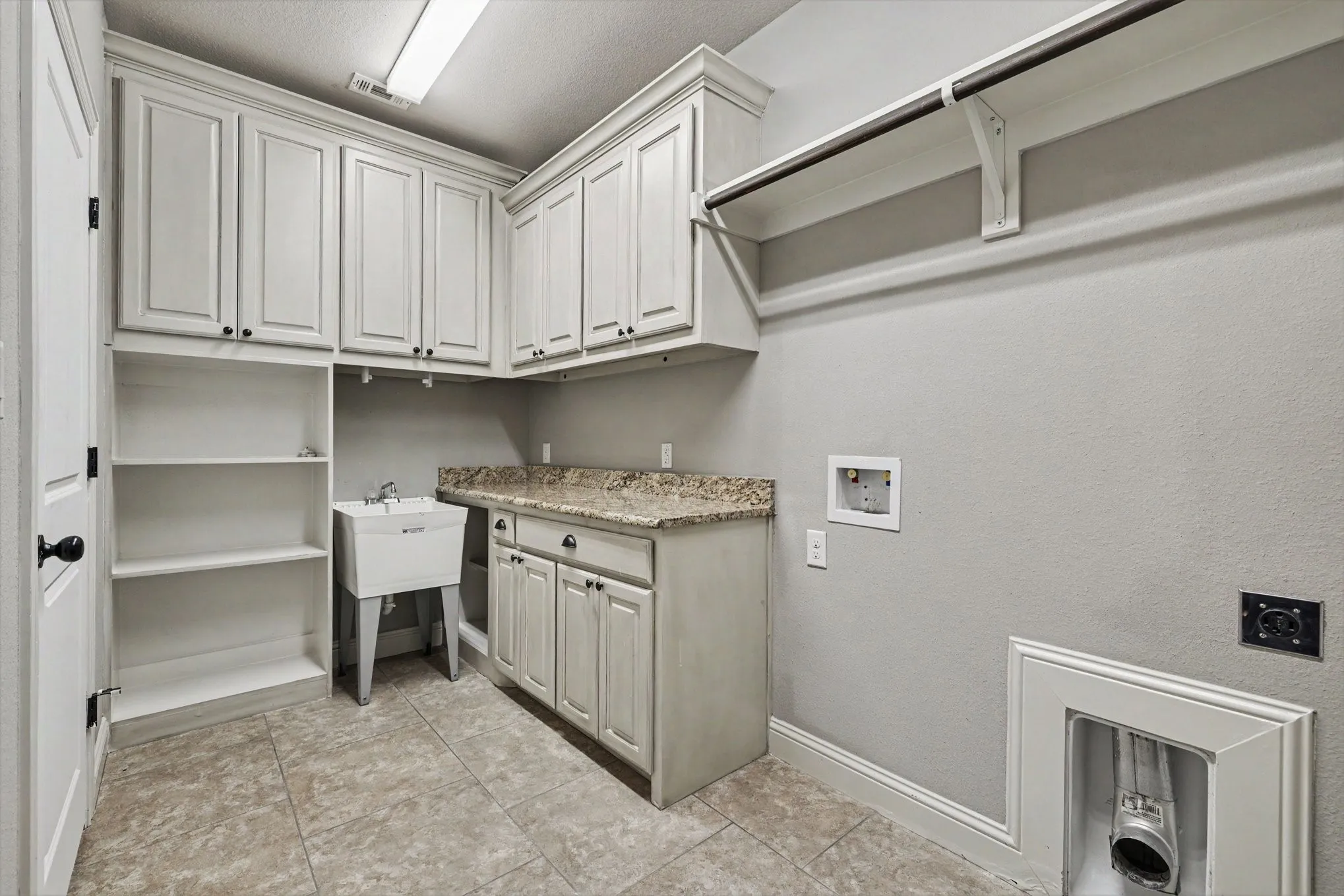 Single Family Residence For Sale in Grayson County , 2016 Fox Bend Trace, Gunter, Texas 75058, 4 Bedroom, 4 Bathroom, 3 Garage spaces, 3,308 Sqft, built in 2014, mls#21310646, Real Estate Agent in Gunter, Homes For Sale in Grayson county, Homes For Sale in Gunter, Realtor in Gunter Texas, Real Estate Brokerage Independent Realty Texas, Luminita Cordes Realtor