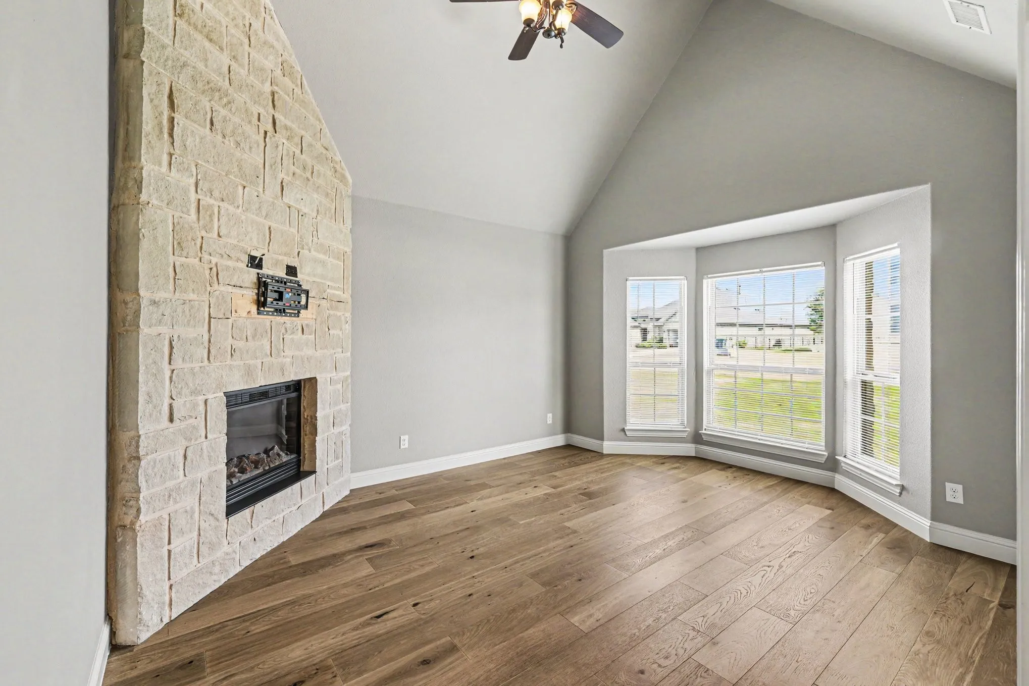 Single Family Residence For Sale in Grayson County , 2016 Fox Bend Trace, Gunter, Texas 75058, 4 Bedroom, 4 Bathroom, 3 Garage spaces, 3,308 Sqft, built in 2014, mls#21310646, Real Estate Agent in Gunter, Homes For Sale in Grayson county, Homes For Sale in Gunter, Realtor in Gunter Texas, Real Estate Brokerage Independent Realty Texas, Luminita Cordes Realtor